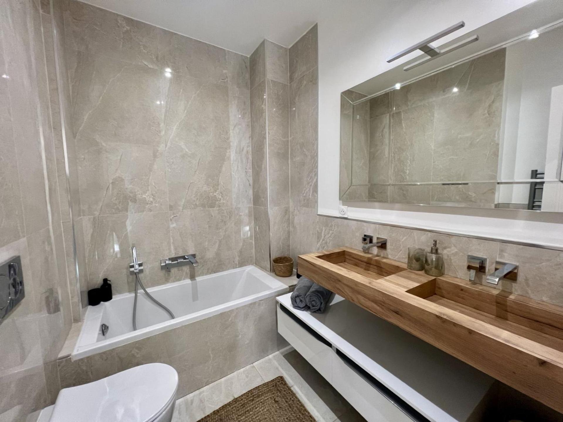 Apartment Luxe Center: 3-bedroom With Parking Near Nice