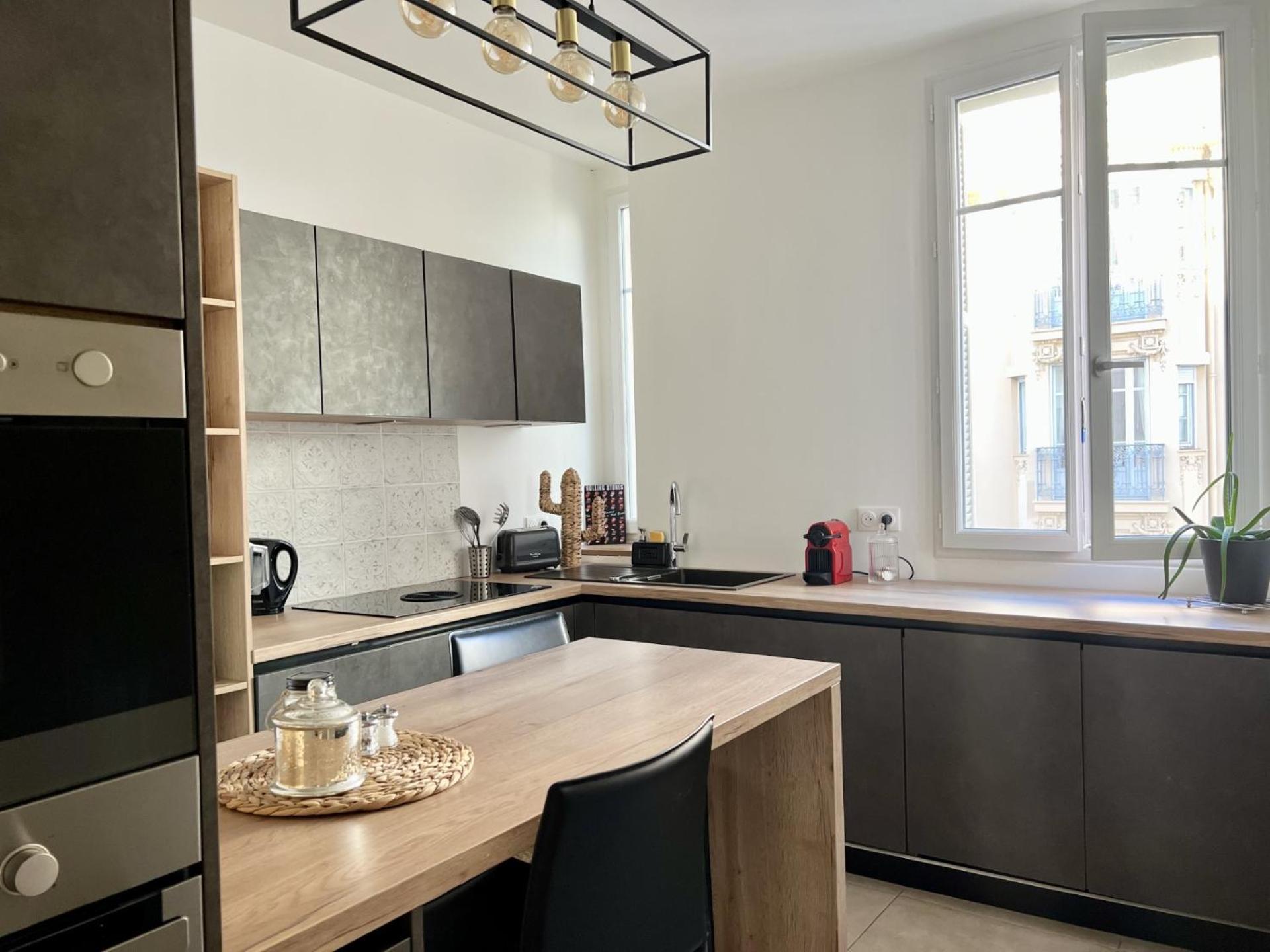 Apartment Luxe Center: 3-bedroom With Parking Near