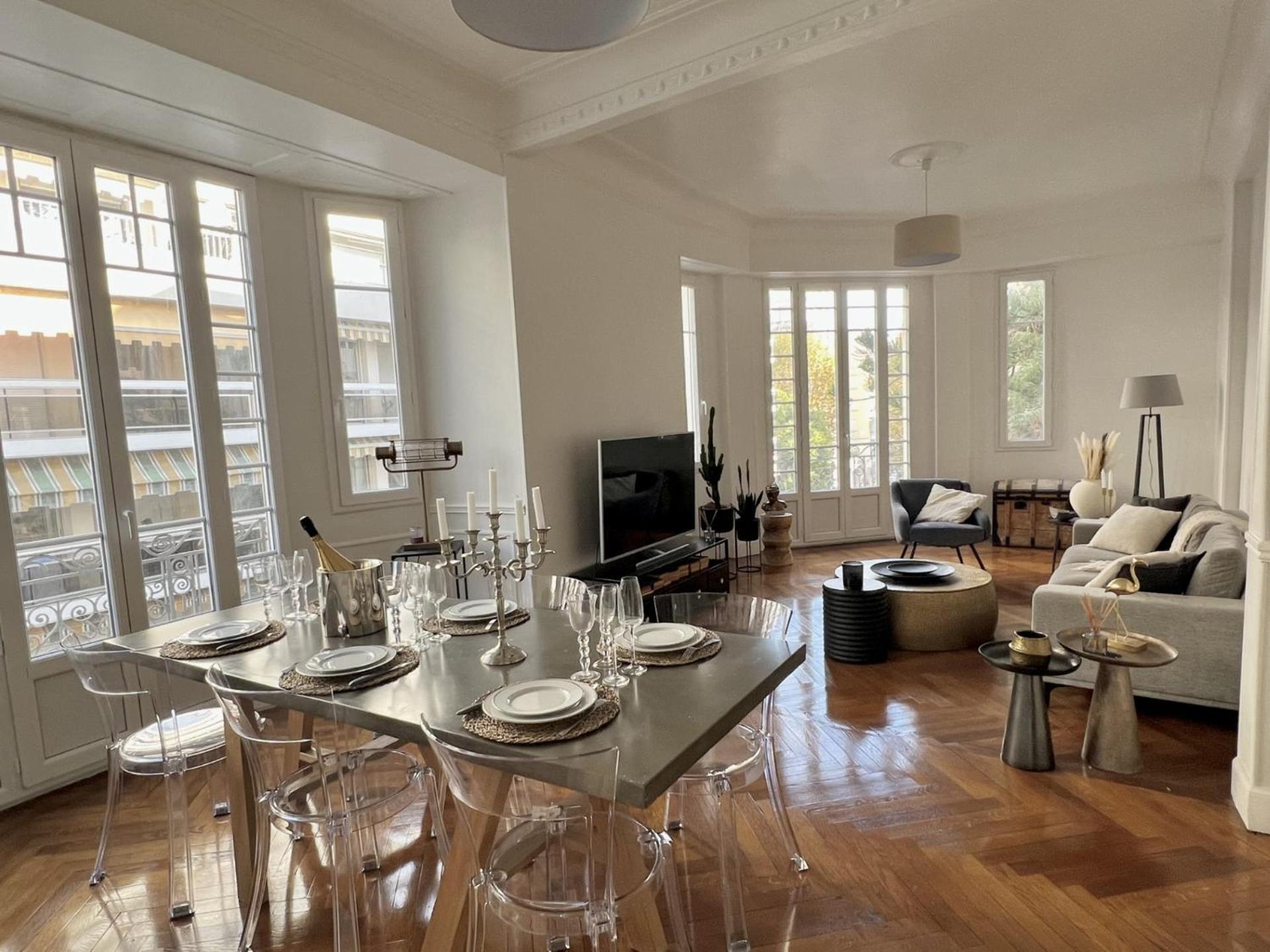 Luxe Center: 3-bedroom With Parking Near