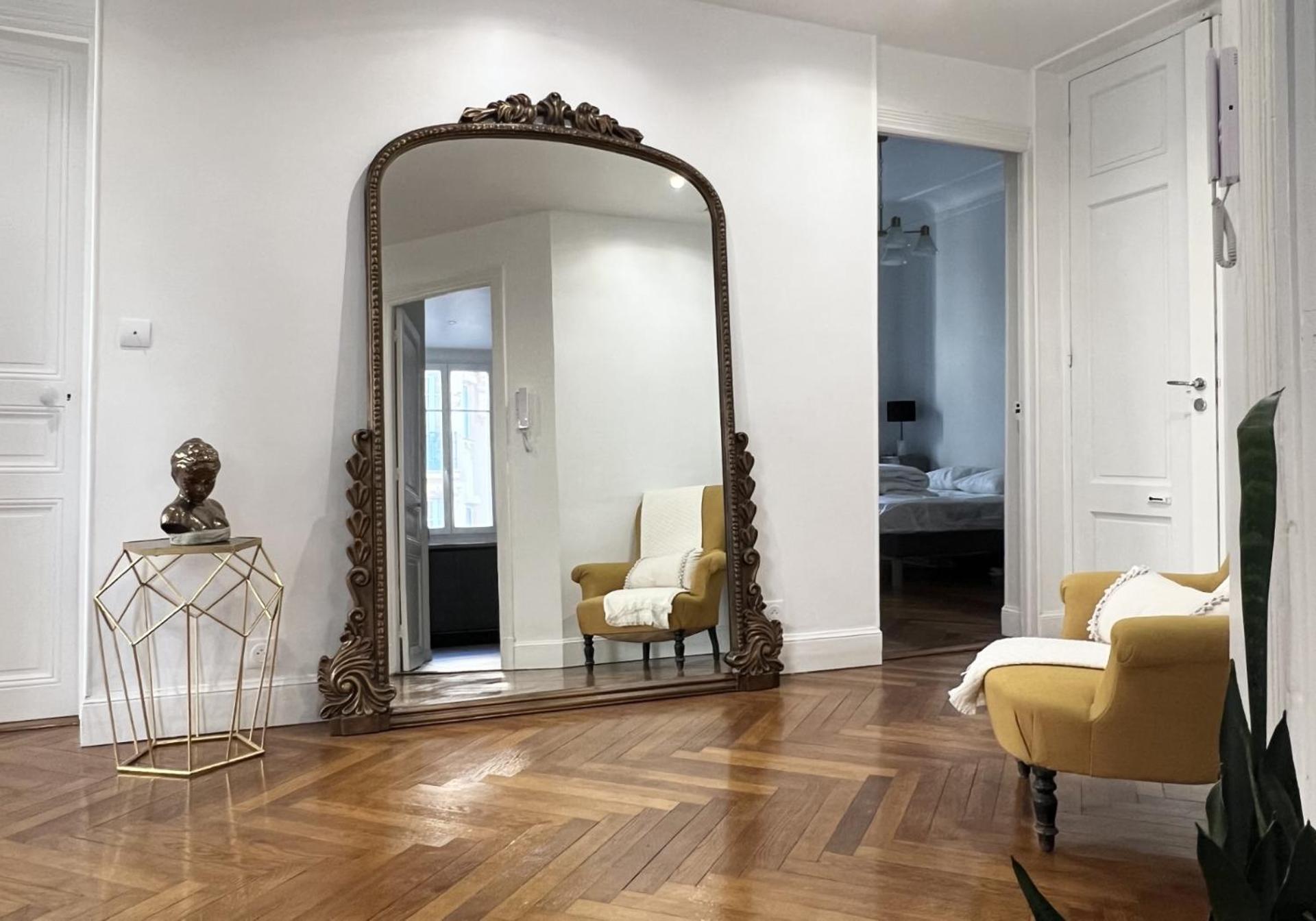 Apartment Luxe Center: 3-bedroom With Parking Near