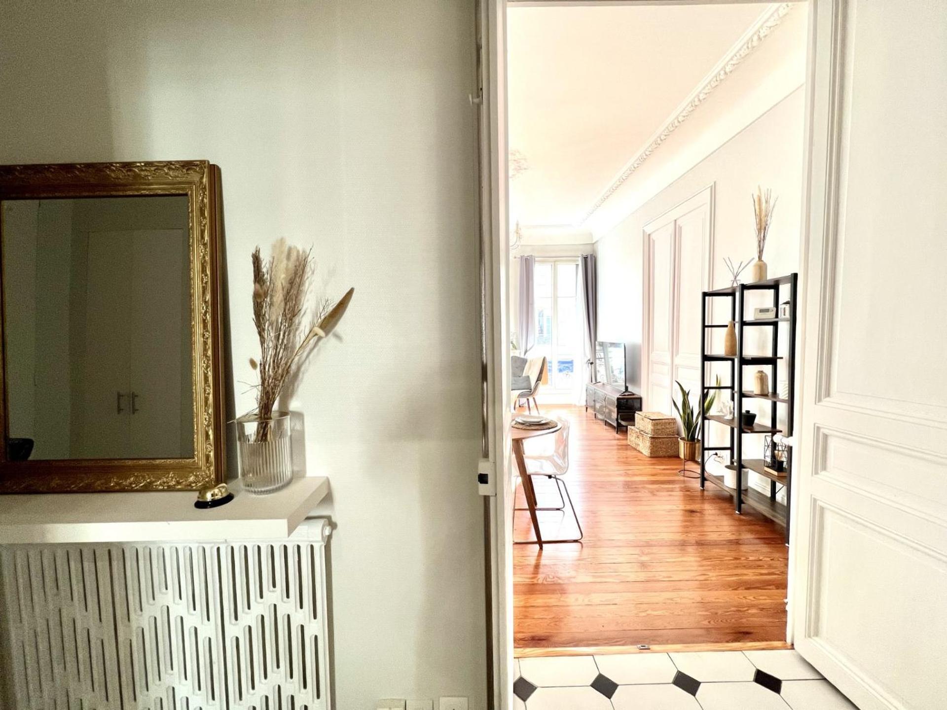 Superbe De 105 M2, Hyper Centre Avec Terrasse, Parking, A 5 Min De La