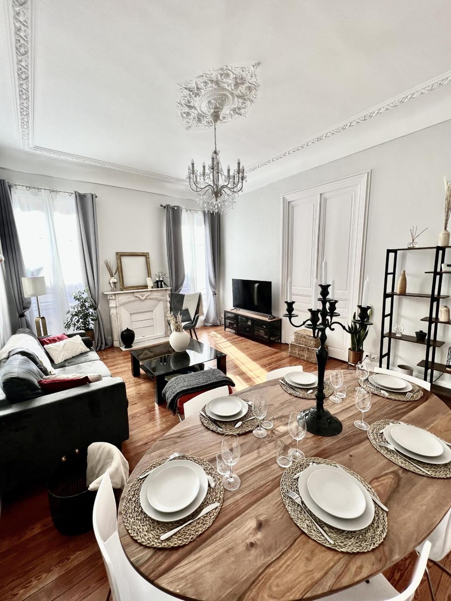 Superbe De 105 M2, Hyper Centre Avec Terrasse, Parking, A 5 Min De La