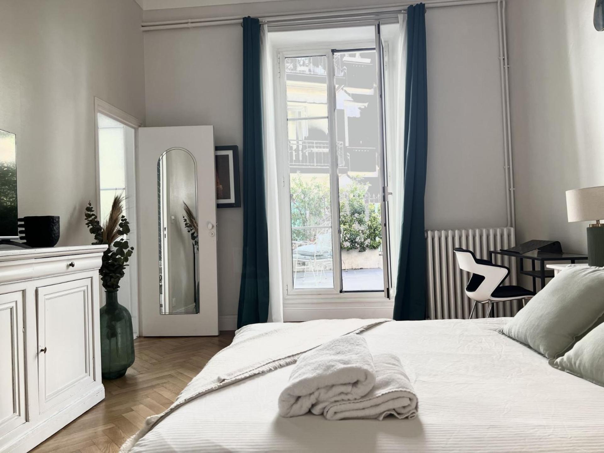 Apartment Superbe De 105 M2, Hyper Centre Avec Terrasse, Parking, A 5 Min De La Nice