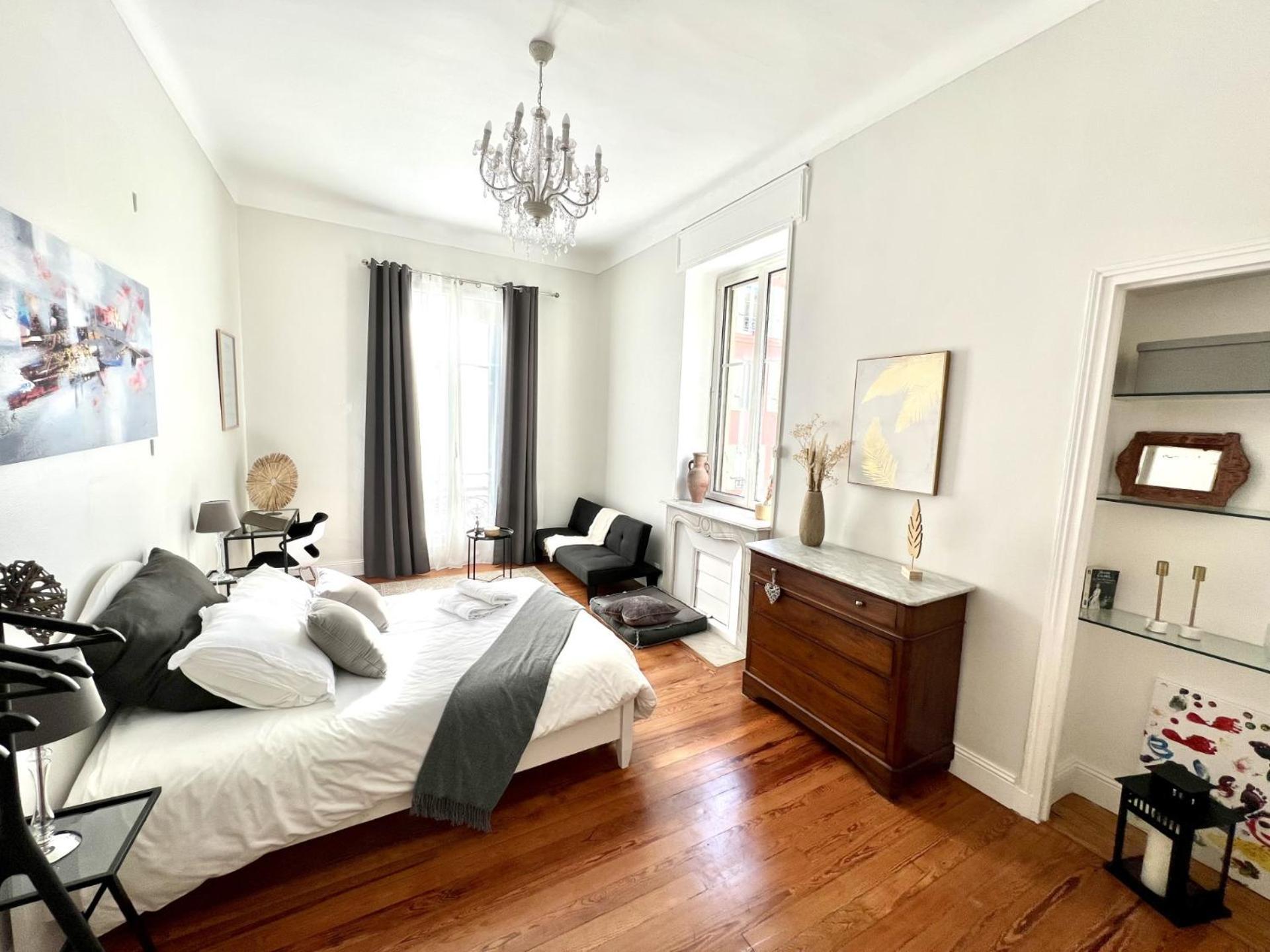 Apartment Superbe De 105 M2, Hyper Centre Avec Terrasse, Parking, A 5 Min De La Nice