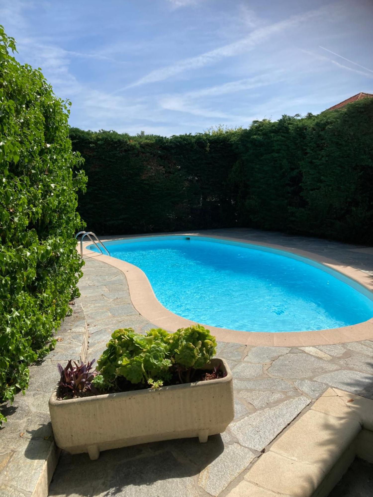 Superbe Parking Piscine