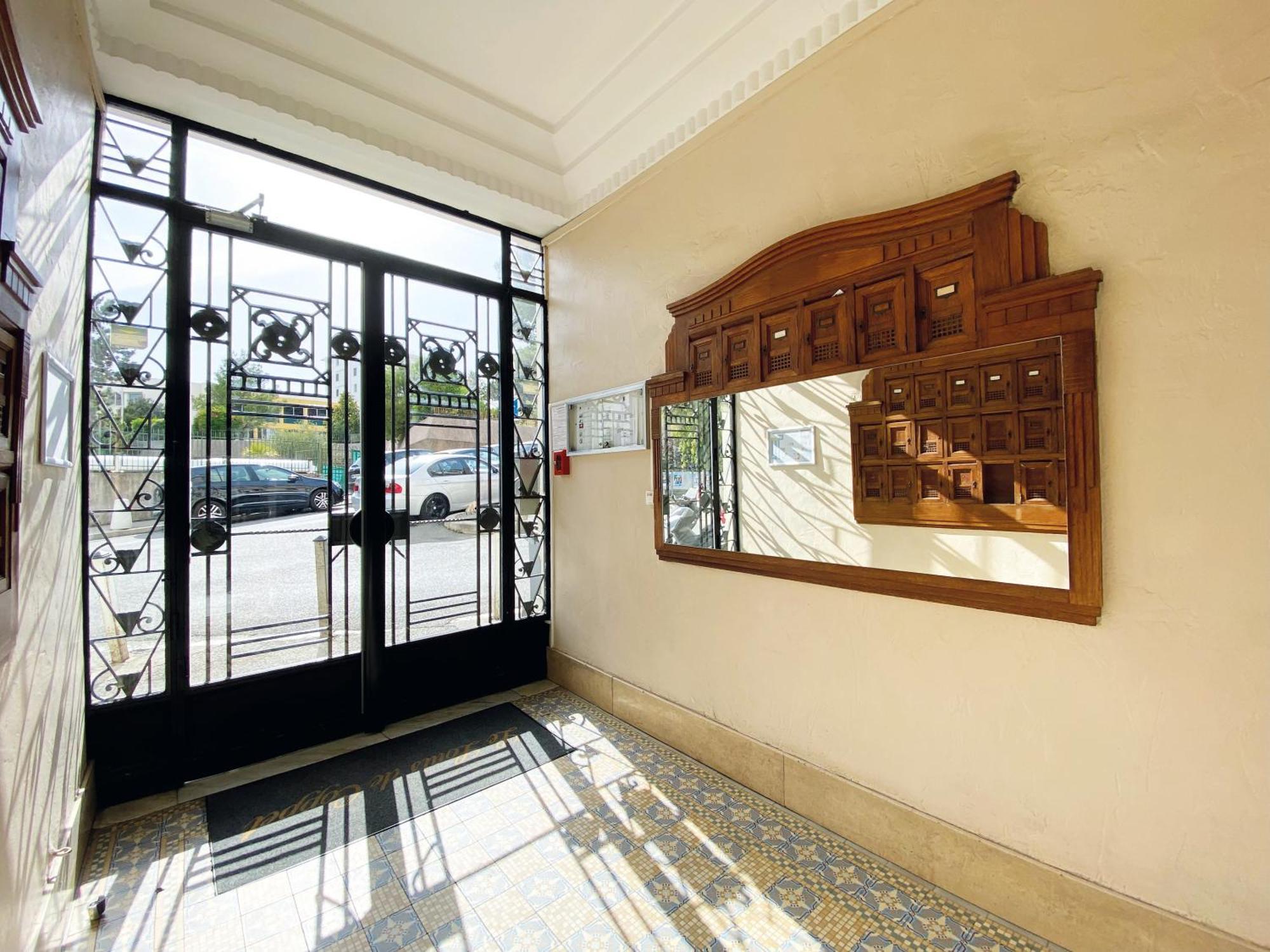 Apartment Beautiful Renovated ,next To The ! Air-c, Free Parking! Nice