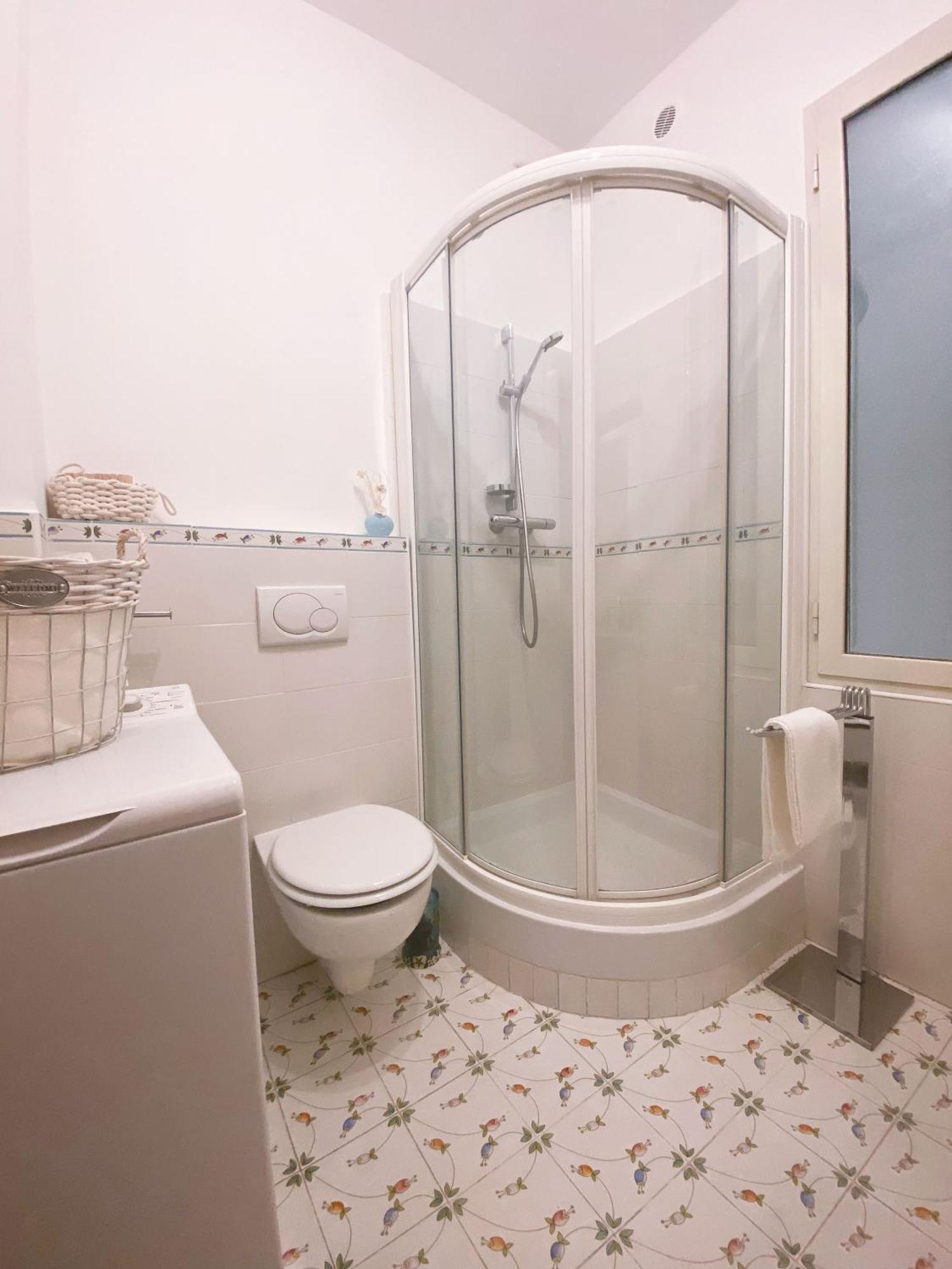 Beautiful Renovated ,next To The ! Air-c, Free Parking! * Nice