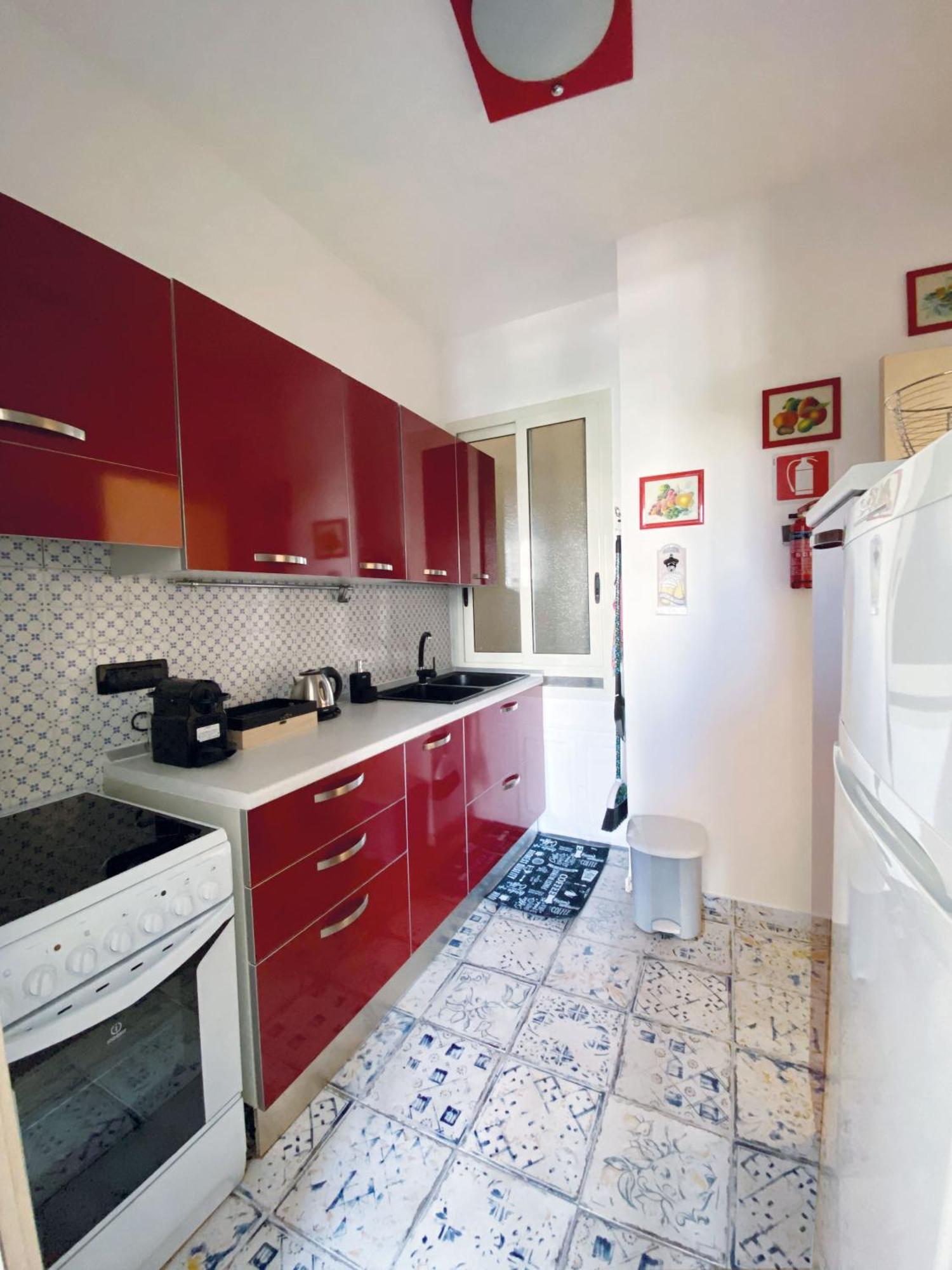 Beautiful Renovated ,next To The ! Air-c, Free Parking! *
