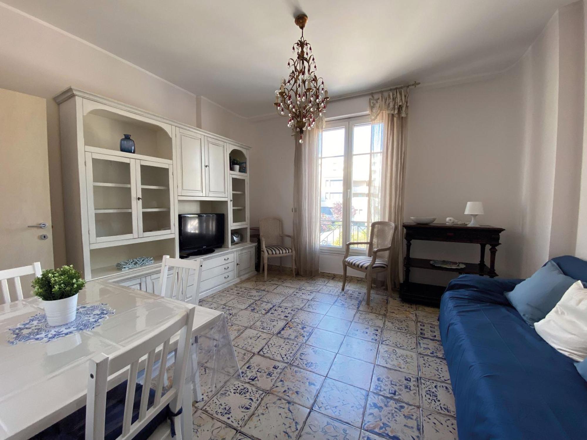 Beautiful Renovated ,next To The ! Air-c, Free Parking! Nice