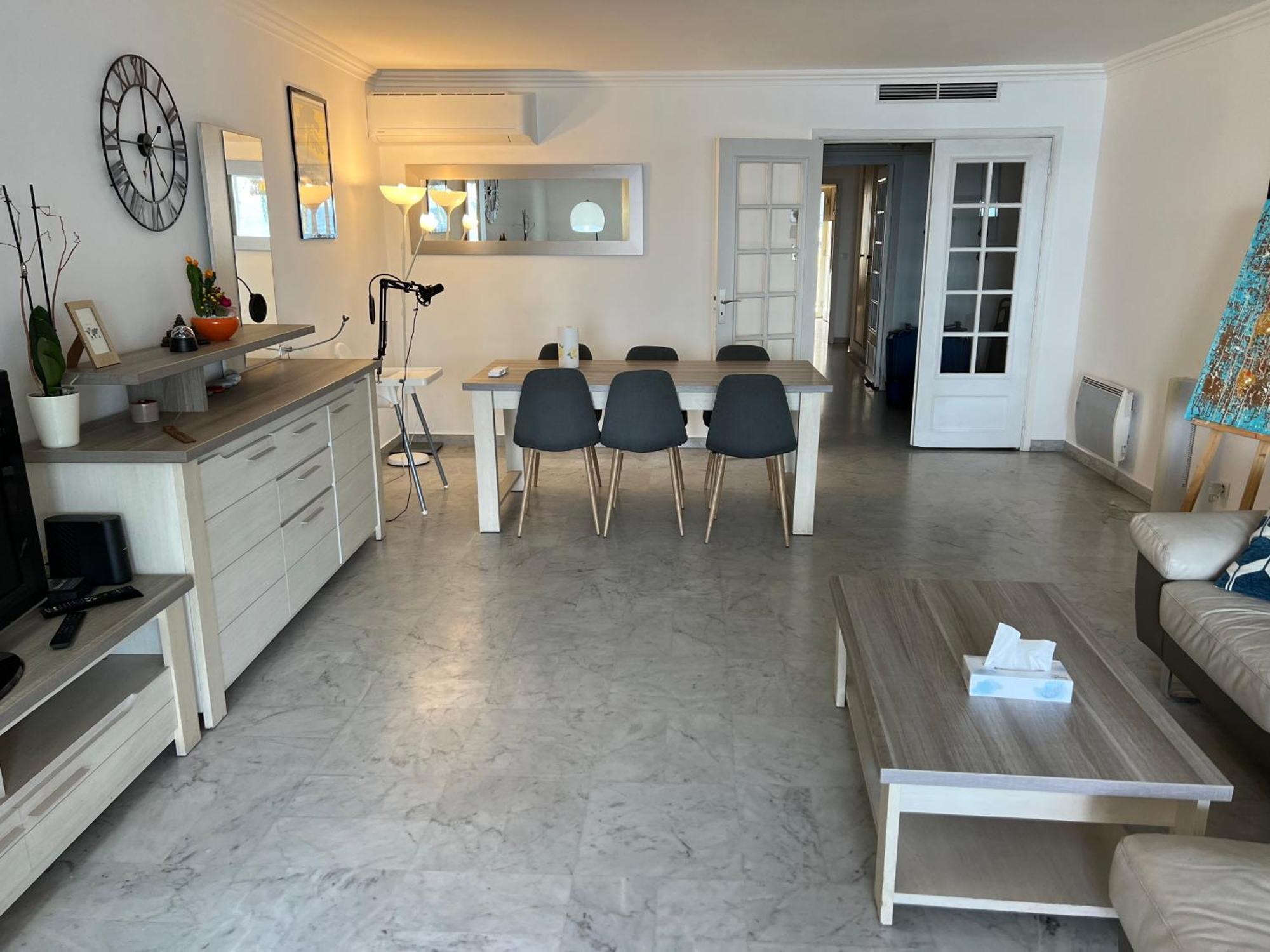 Beachfront And Sea View Entire 2 Crossing With Parking 4 Beds Two Double Bed And 2 Single Bed With 2 Sea View Balconies In Promenade Des Anglais Street 2 Bathroom 3 Wc With 40 Meters From The Beach With Perfect Air Conditioner Cooler Appartement Nice