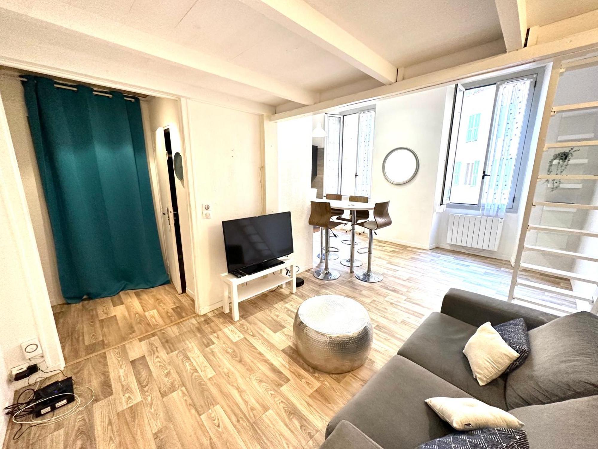 Mezzanine Sur Le Port Nice