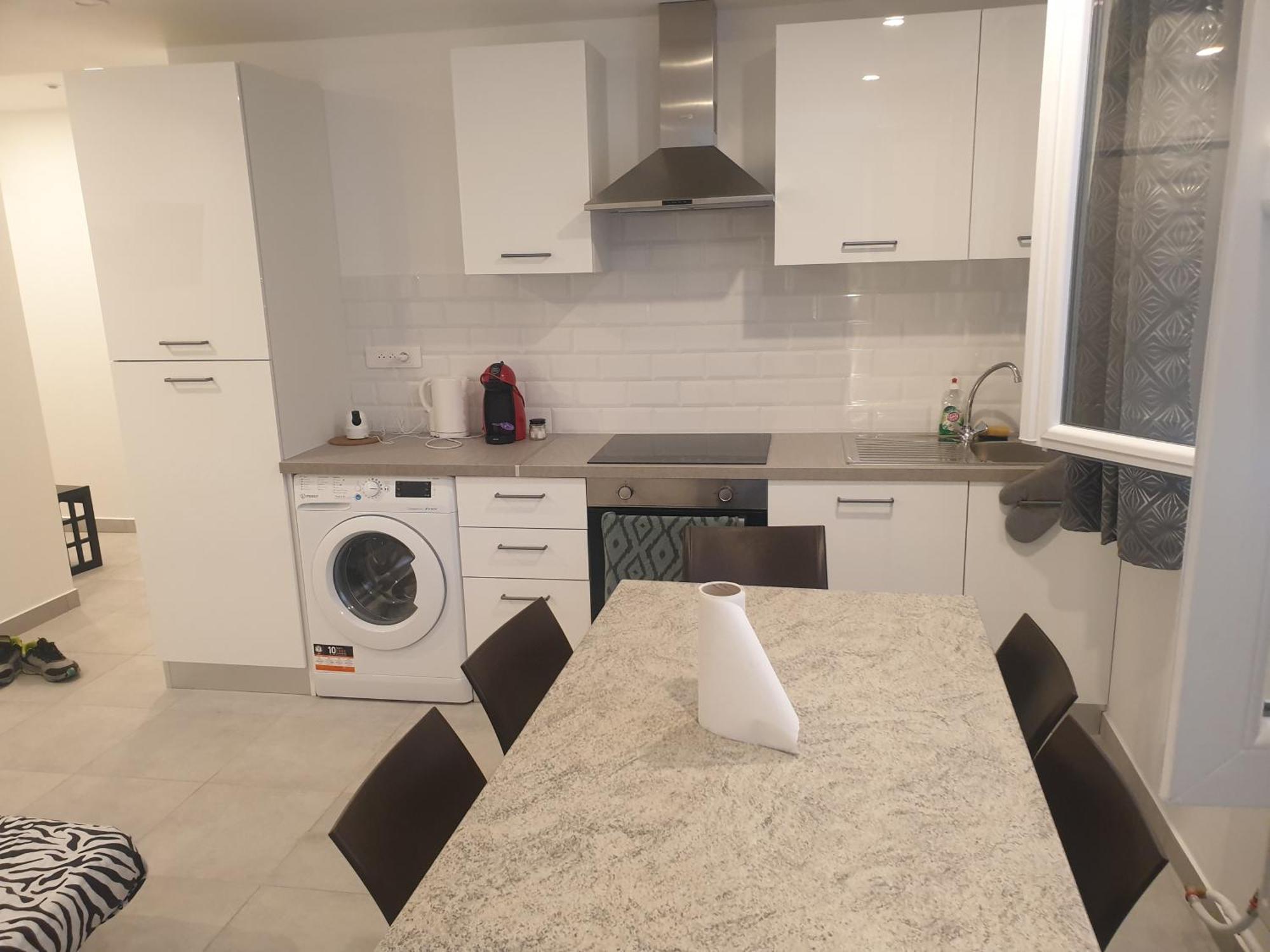 Renove 2023 Proche Aeroport 5min, Gare Sncf 2 Min, Tramway Au Pied De L'immeuble , Parking Possible, Renovated 2023 Near The Airport 5 Min, Train Station 2 Min, Tram Next To The Building 1 Min, Parking Possible