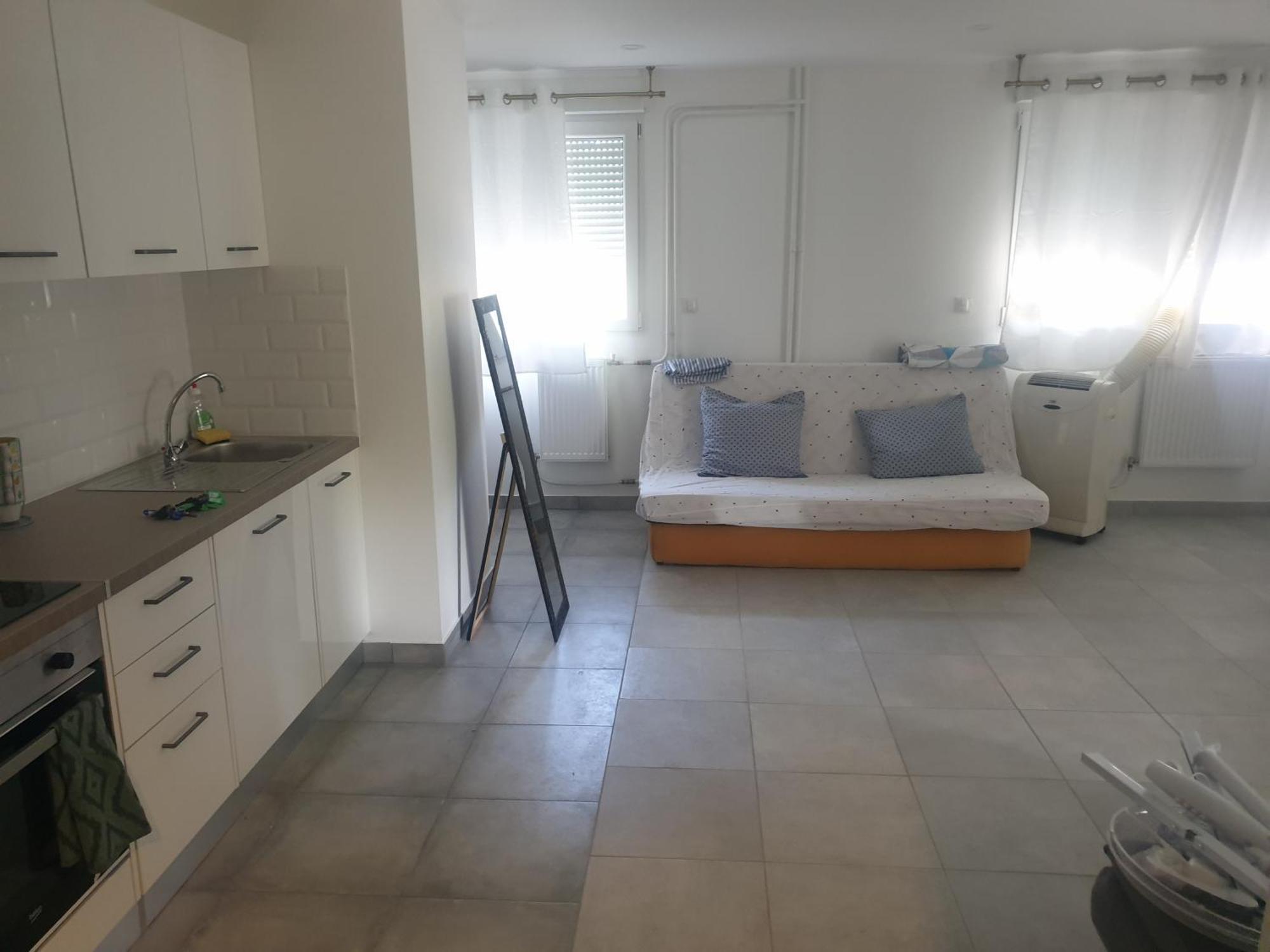 Apartment Renove 2023 Proche Aeroport 5min, Gare Sncf 2 Min, Tramway Au Pied De L'immeuble , Parking Possible, Renovated 2023 Near The Airport 5 Min, Train Station 2 Min, Tram Next To The Building 1 Min, Parking Possible *