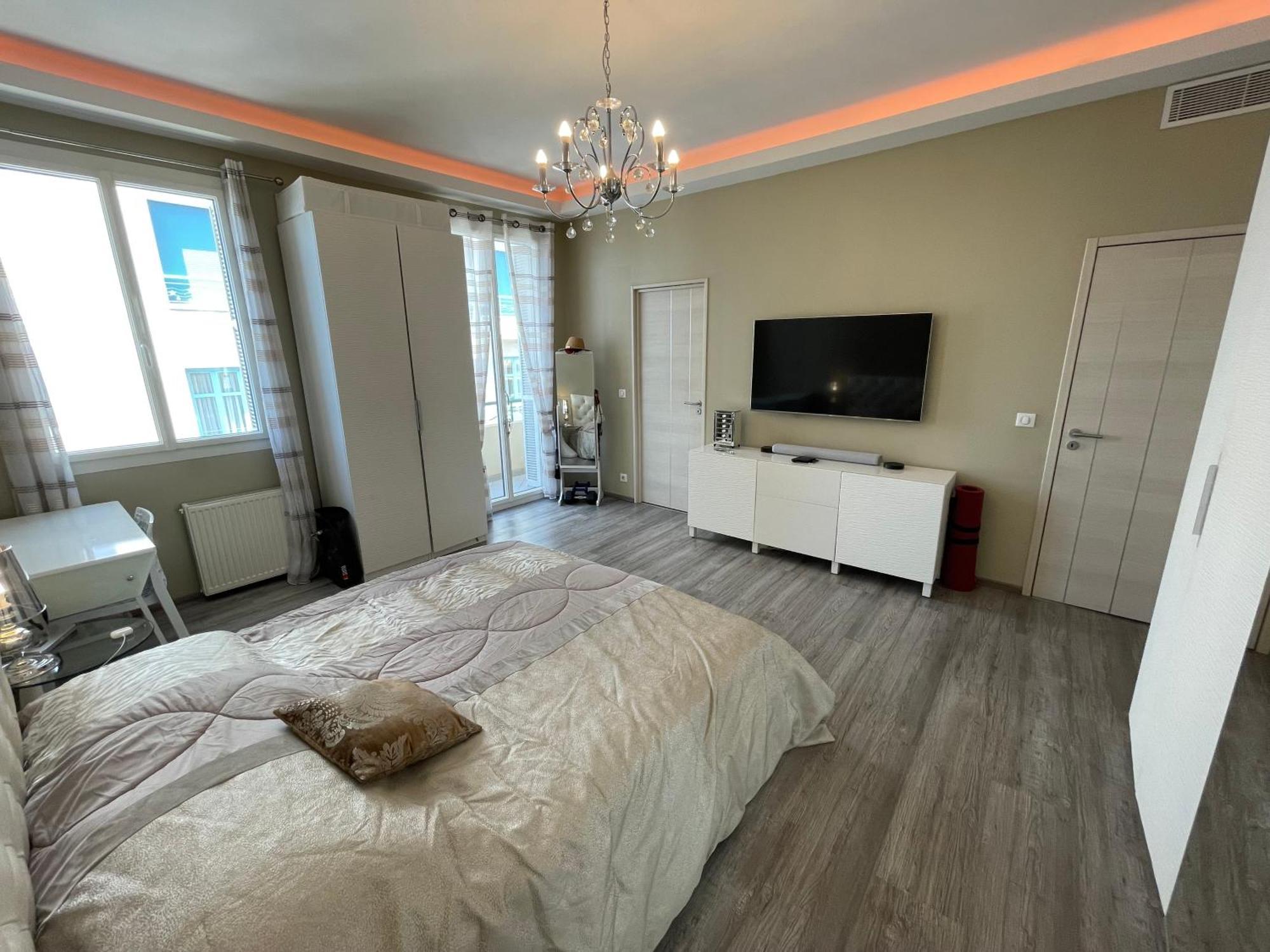 Apartment Derniere Etage Sur La Promenade! Nice