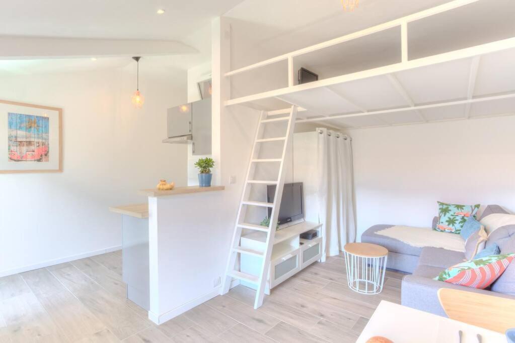 #2 Staywiz Us - Floor Ac & Balcony