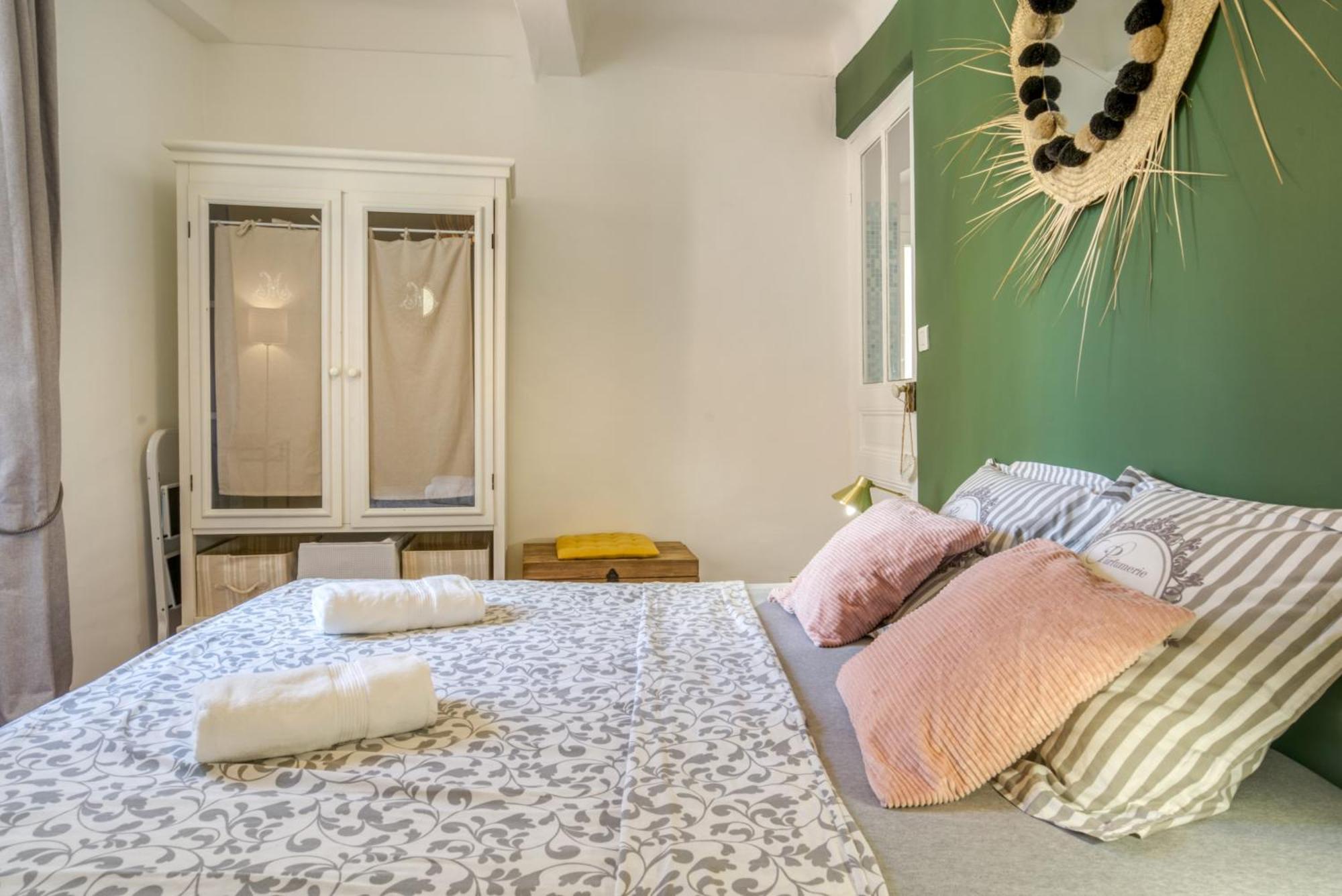 Apartment Typique - 2 Bedrooms,typical Apartment-old Town Nice