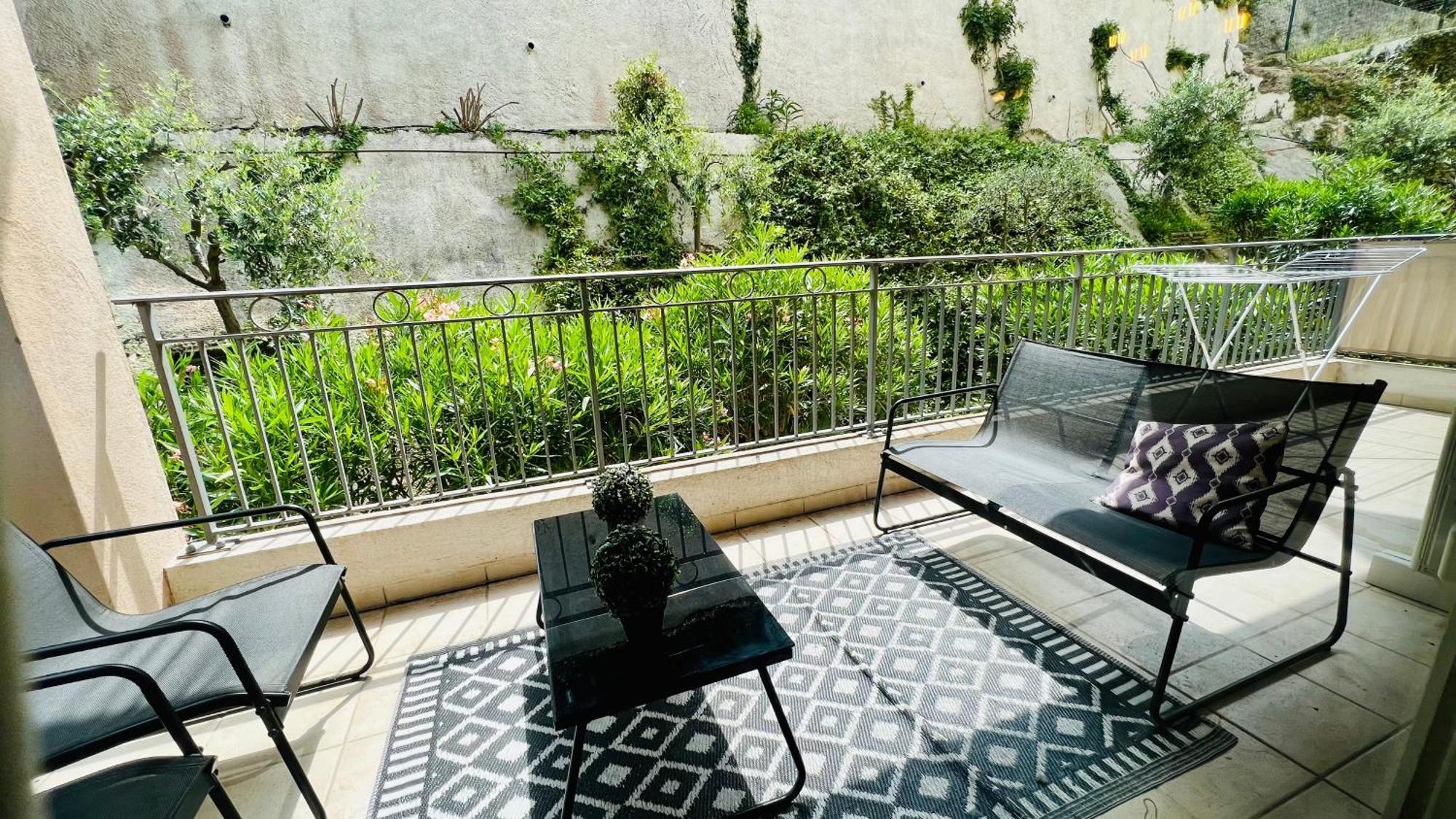 Apartment Ondine: Hillside With Pool And Parking In *