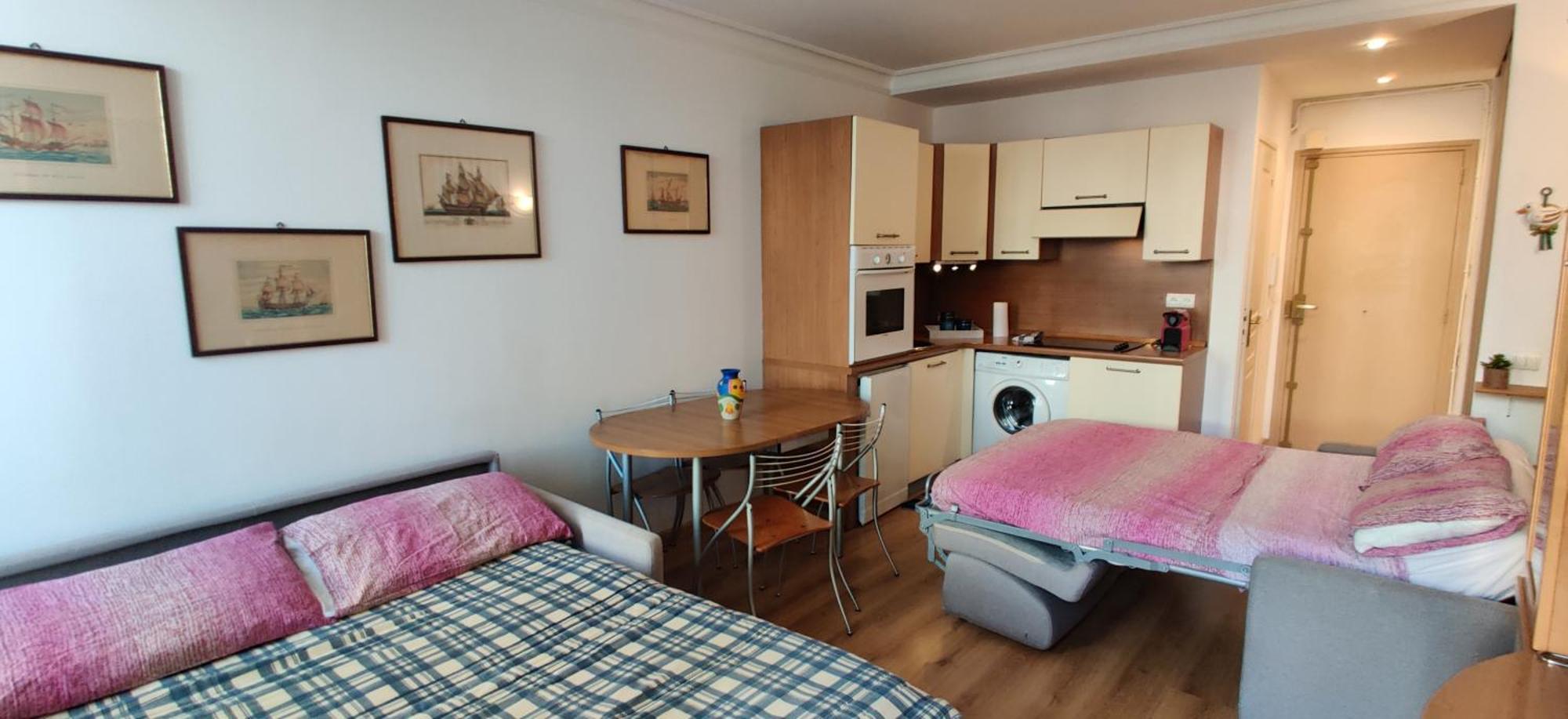 Apartment Close To Beaches And Shops, Up 6 Pers