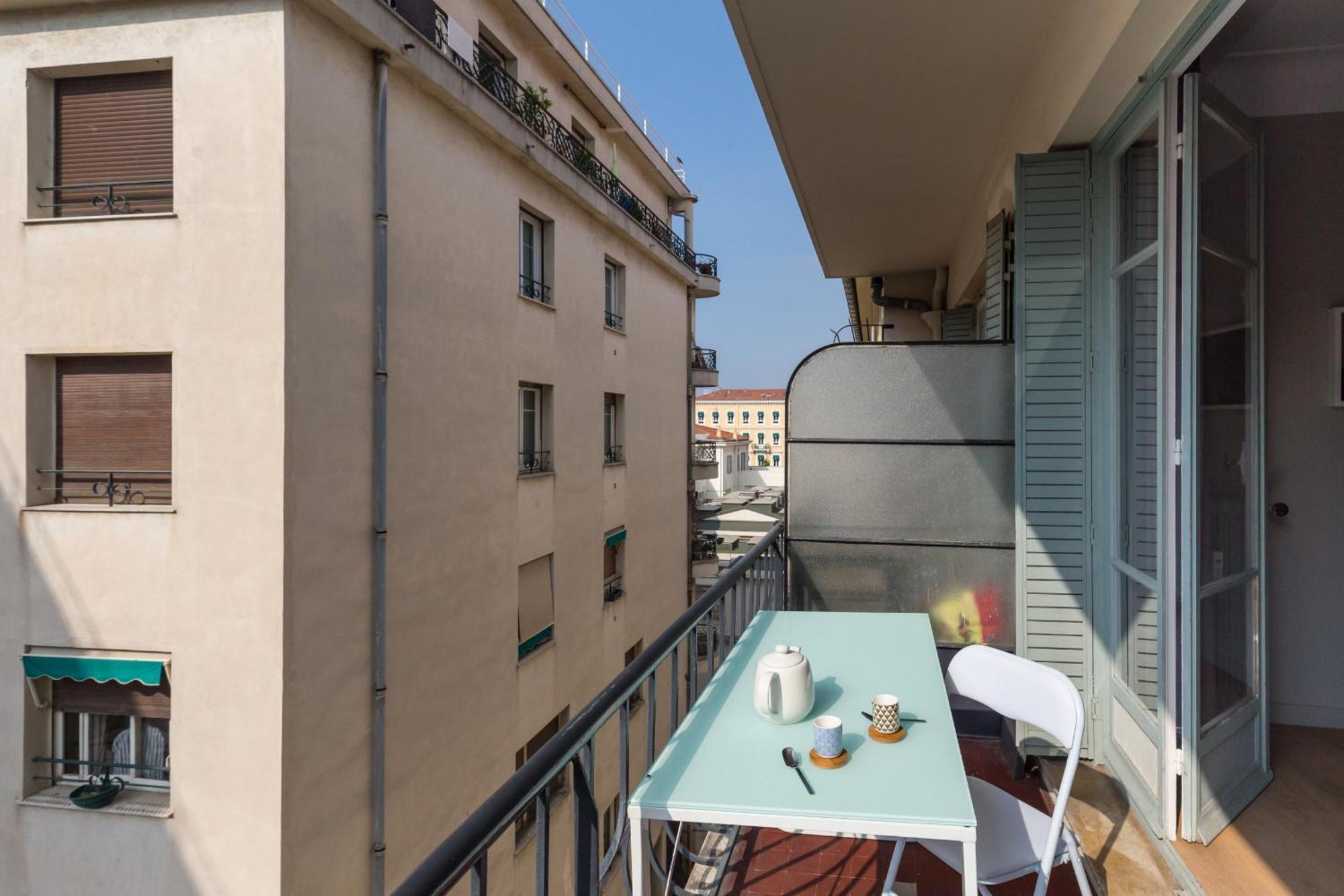 Ultra Large 2 Bdr Near Massena Square Apartment