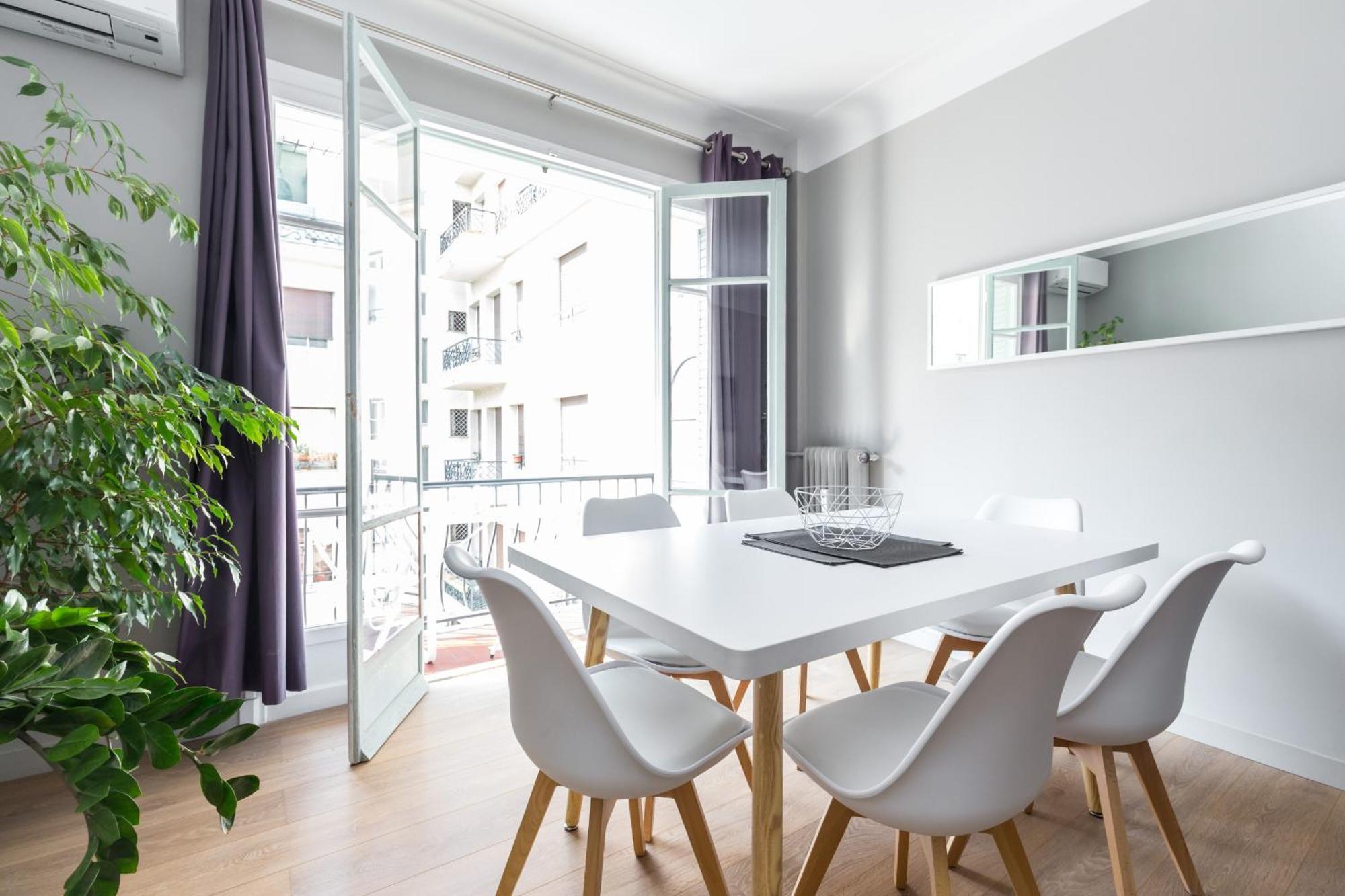 Ultra Large 2 Bdr Near Massena Square *