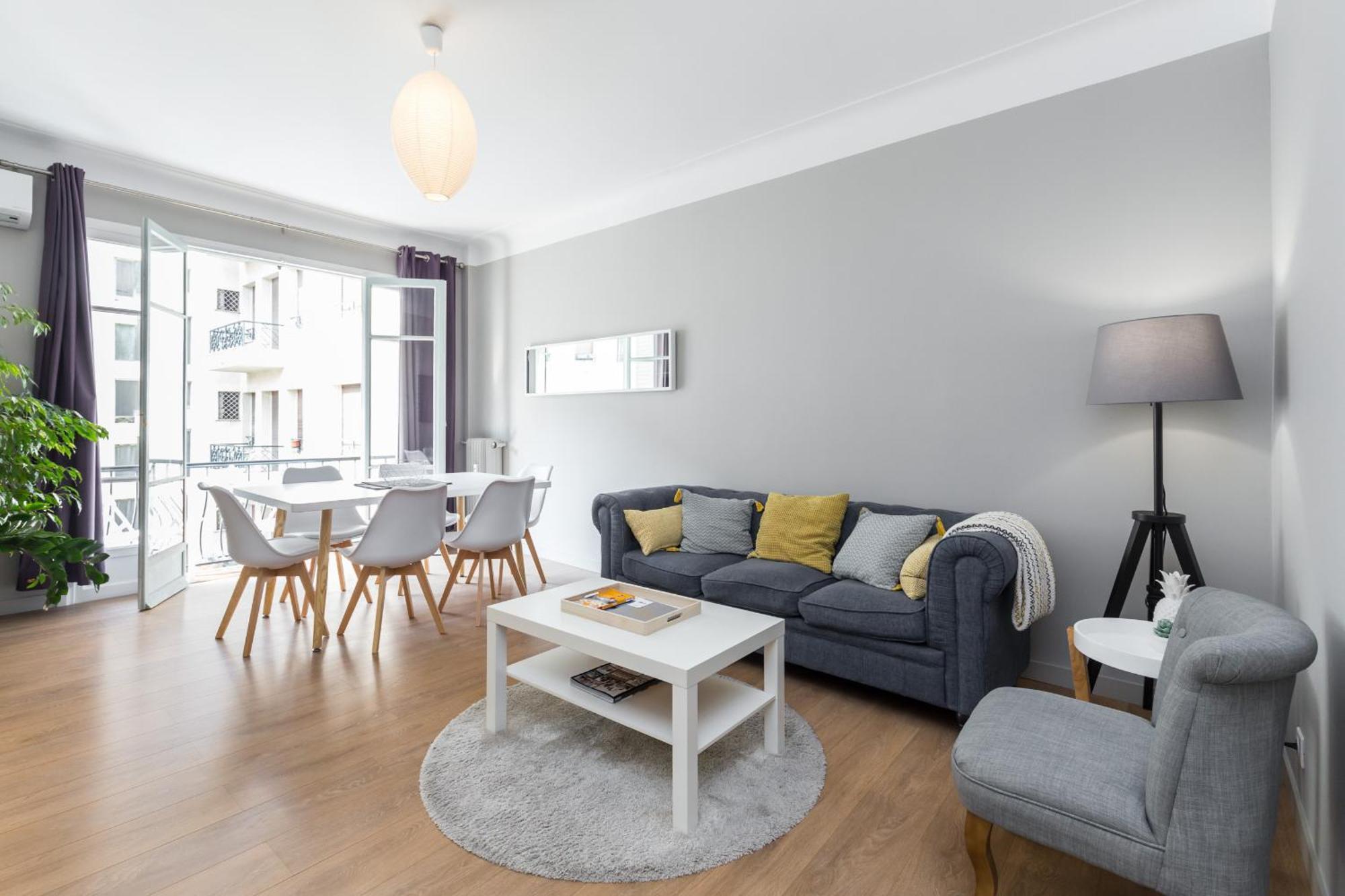 Ultra Large 2 Bdr Near Massena Square Apartment *