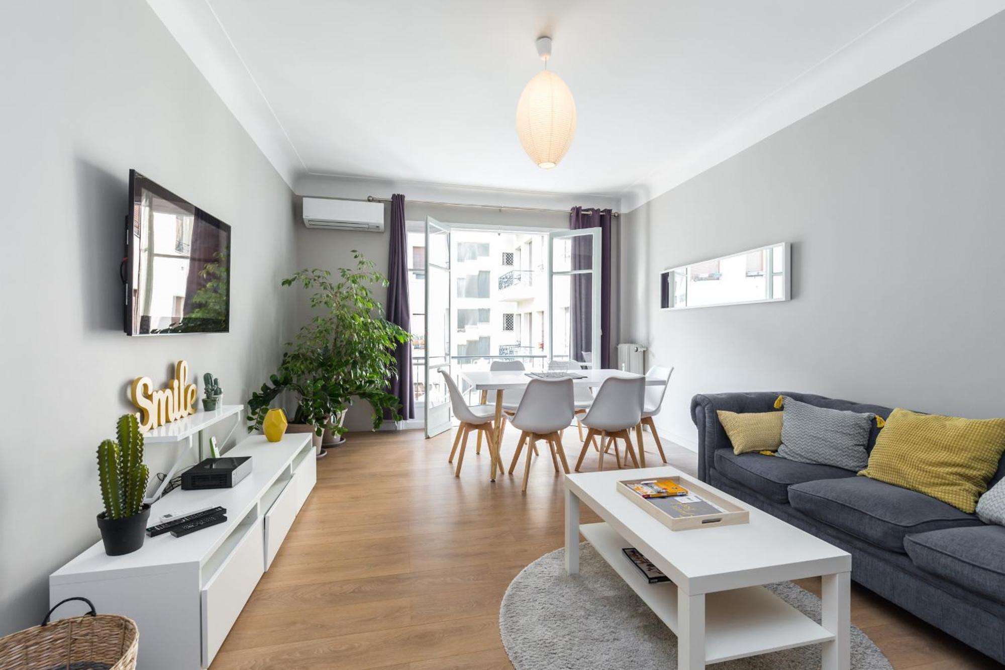 Ultra Large 2 Bdr Near Massena Square *