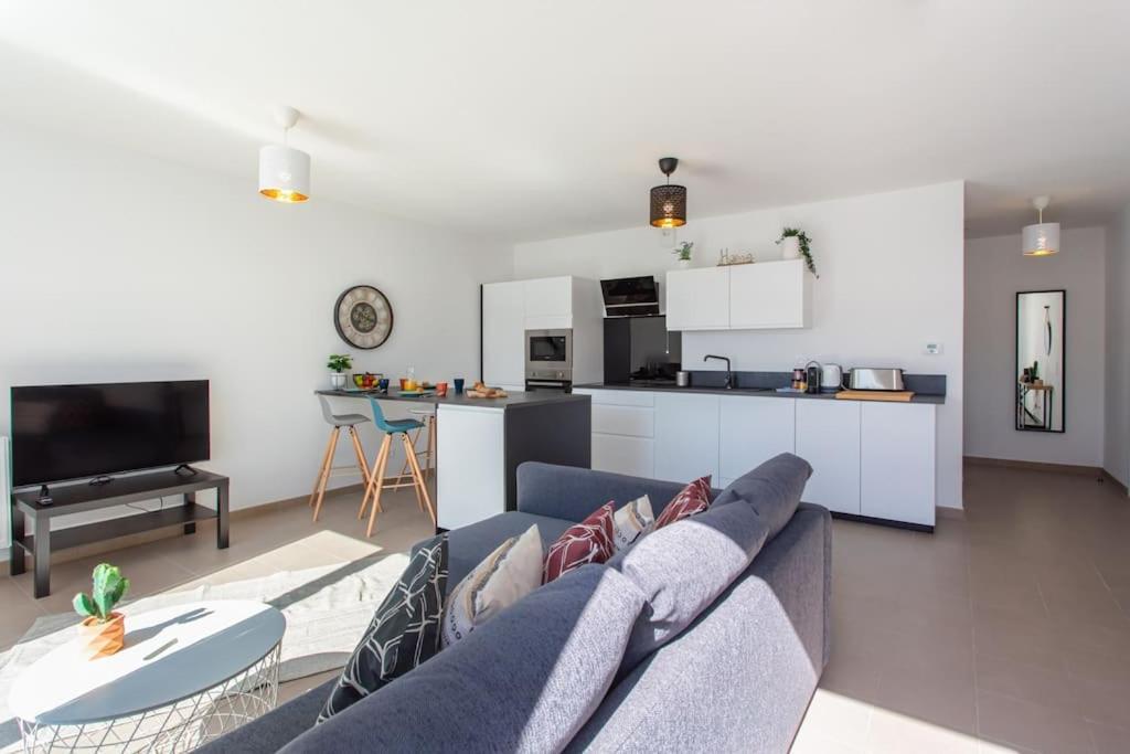 Apartment L17 Arenas 3 Balconies 5mins To The Sea