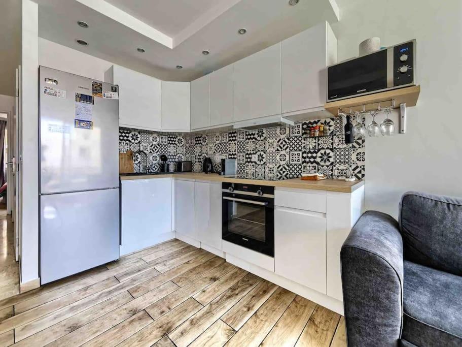 1 Min To Bedroom Flat With 2 Ac And Parking In Summer *