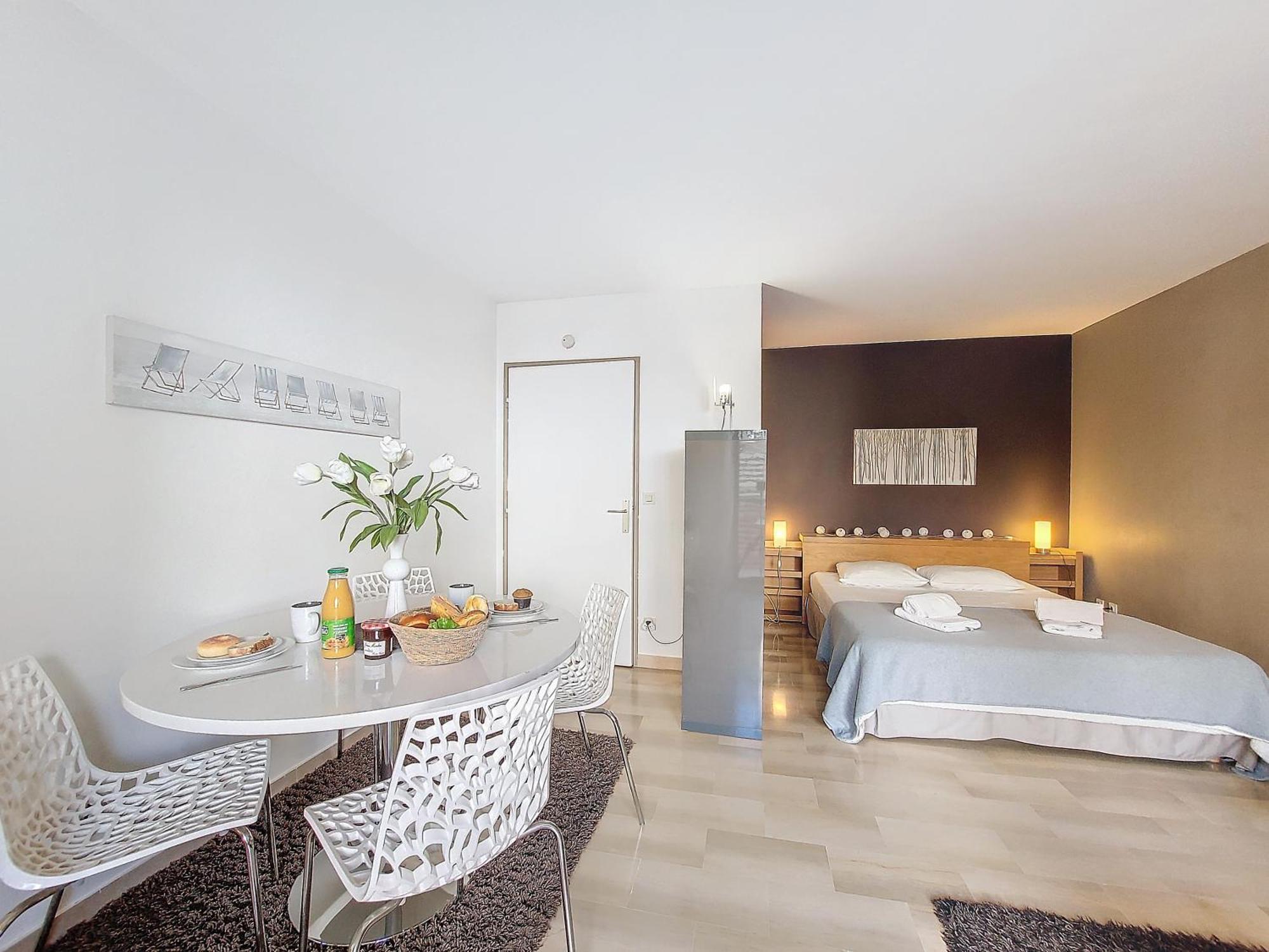 Nestor&jeeves - Rivoli Palm - Center - Very Close Sea *