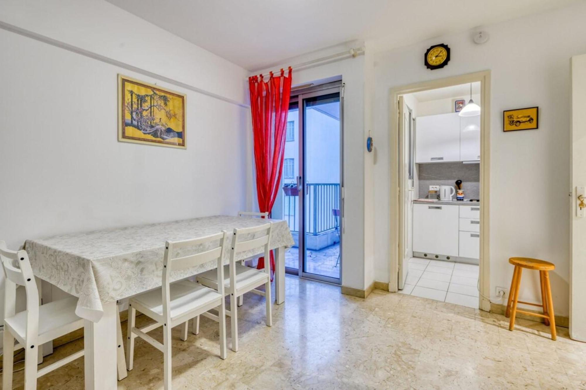 Apartment Close To Hyper Amenities *