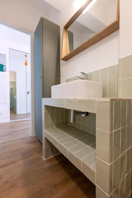 Apartment L2 2p Moliere Balcons/ac/wifi/5mins Tram & 10mins *
