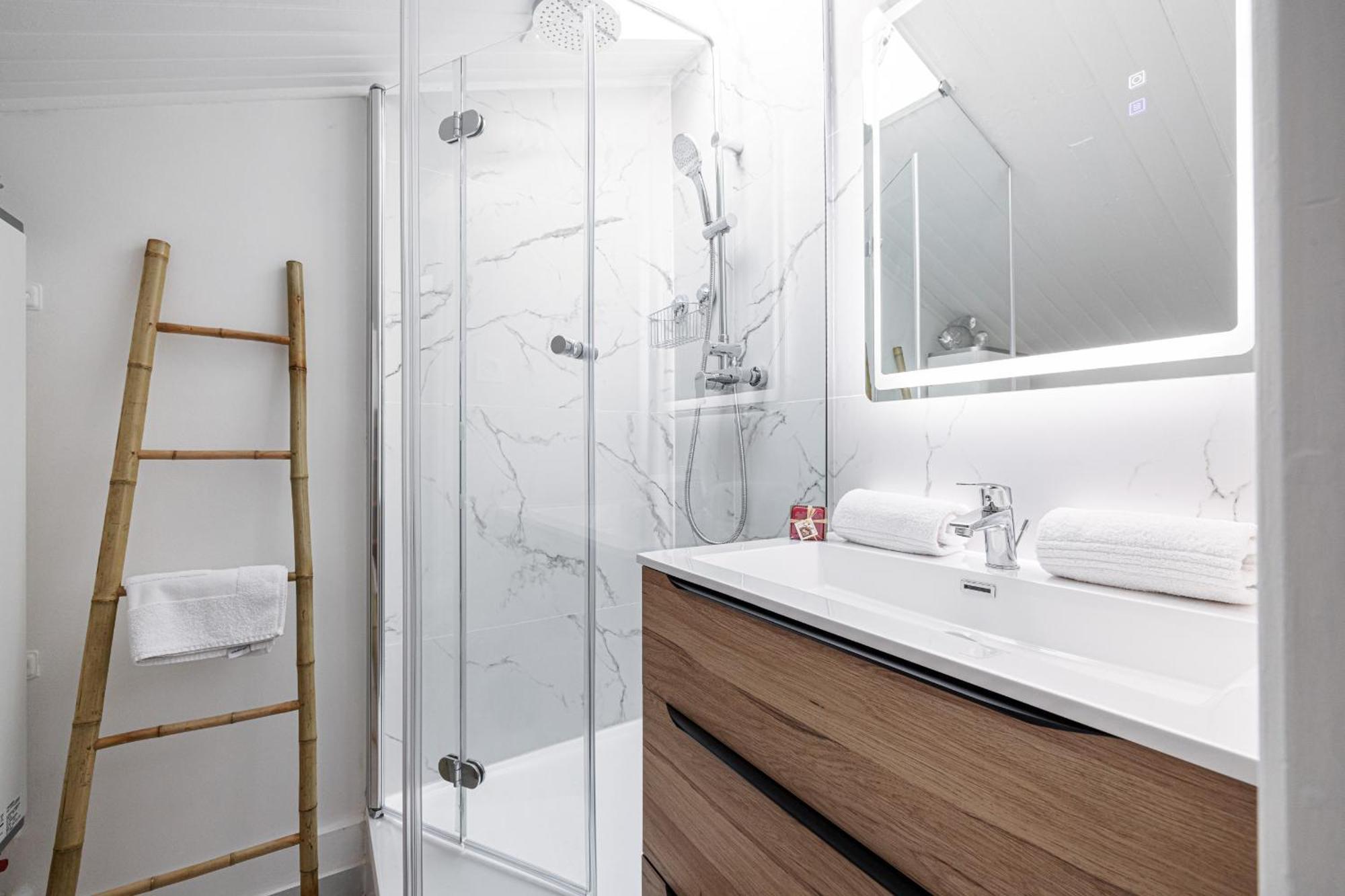 Quiet 1 Bdr At Port Nice