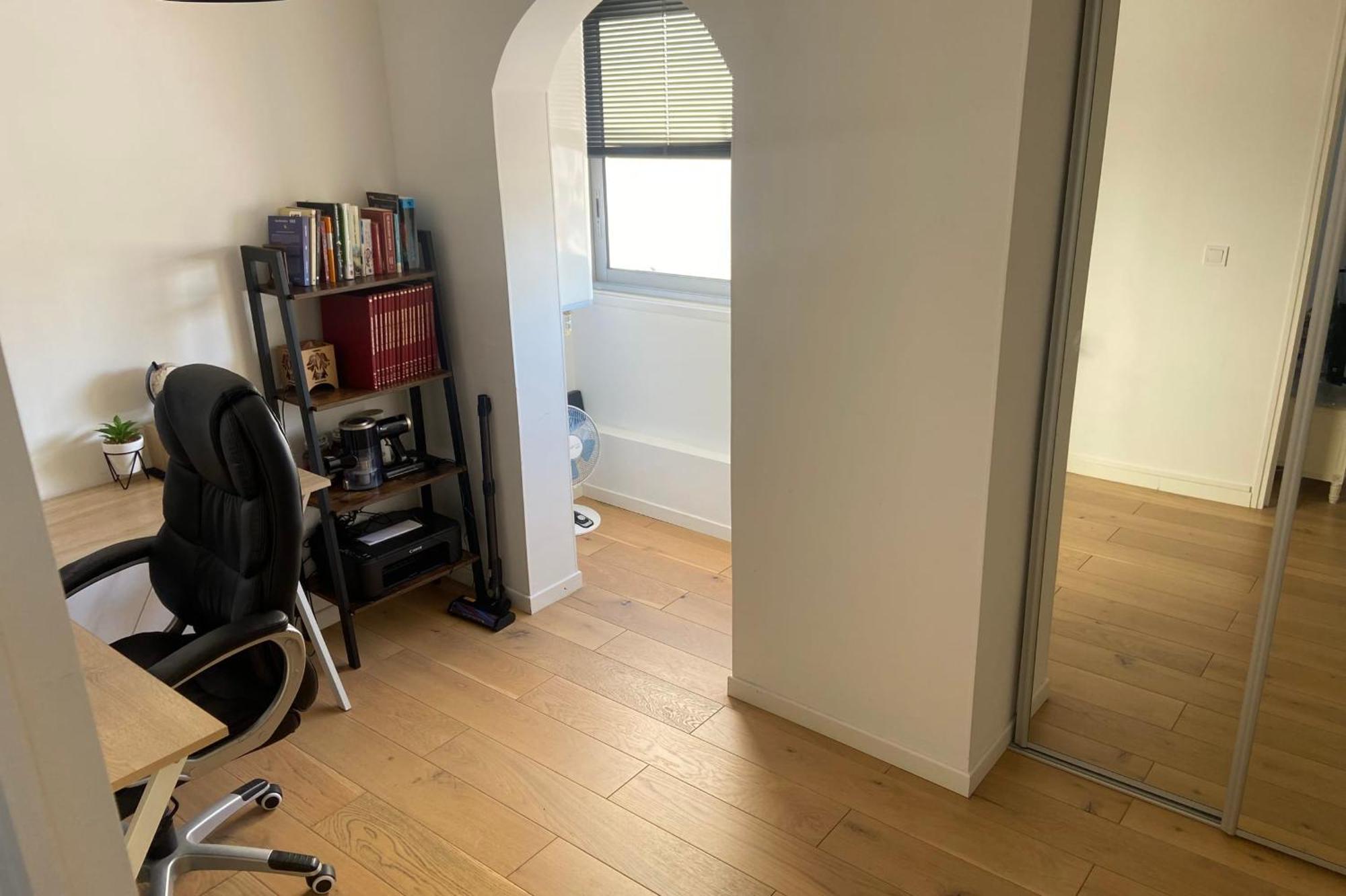 Bright 50 M With Balcony Apartment *