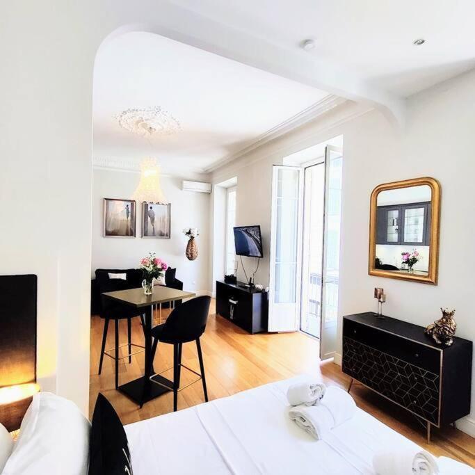 Center, Chic For 2-4, Balcony, Ac Nice