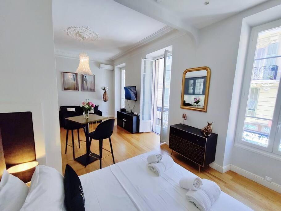 Center, Chic For 2-4, Balcony, Ac Apartment *