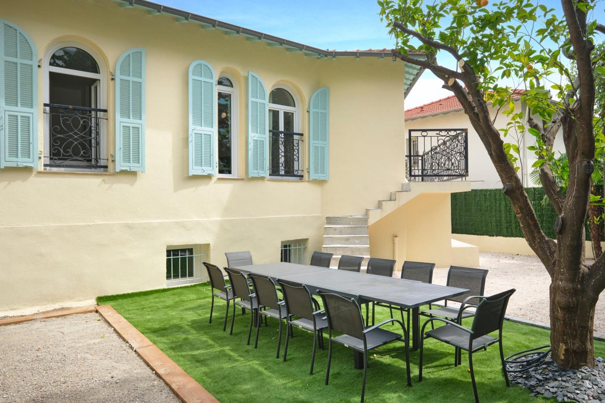 Villa Des Pergolas -6 Bdrs - 5 Bathrs -parking -jardin -jacuzzi -tramstation , 10 Min Nice