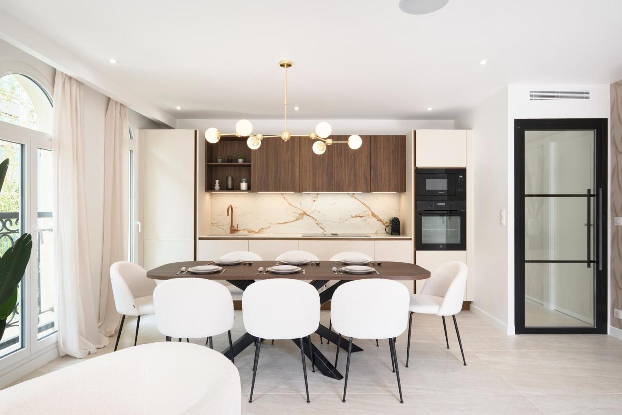 Des Pergolas -6 Bdrs - 5 Bathrs -parking -jardin -jacuzzi -tramstation , 10 Min Villa