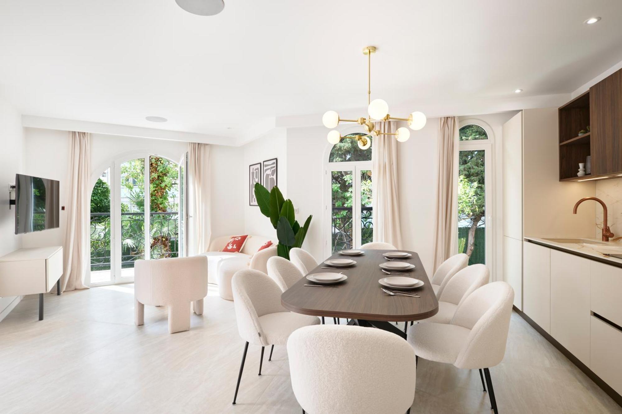 Des Pergolas -6 Bdrs - 5 Bathrs -parking -jardin -jacuzzi -tramstation , 10 Min Villa *