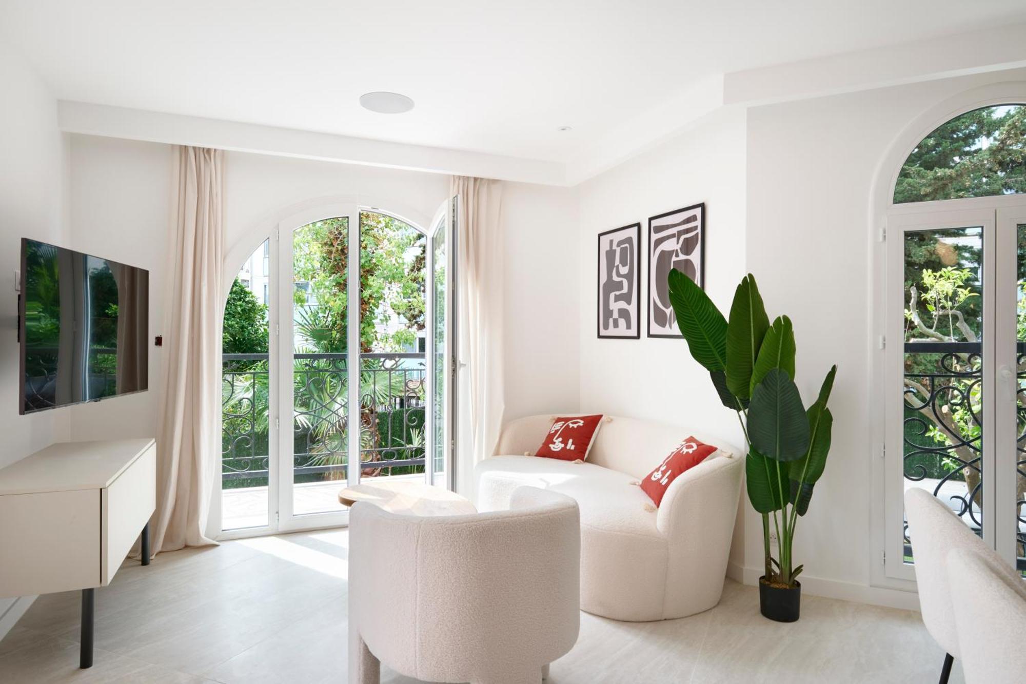 Des Pergolas -6 Bdrs - 5 Bathrs -parking -jardin -jacuzzi -tramstation , 10 Min * Nice