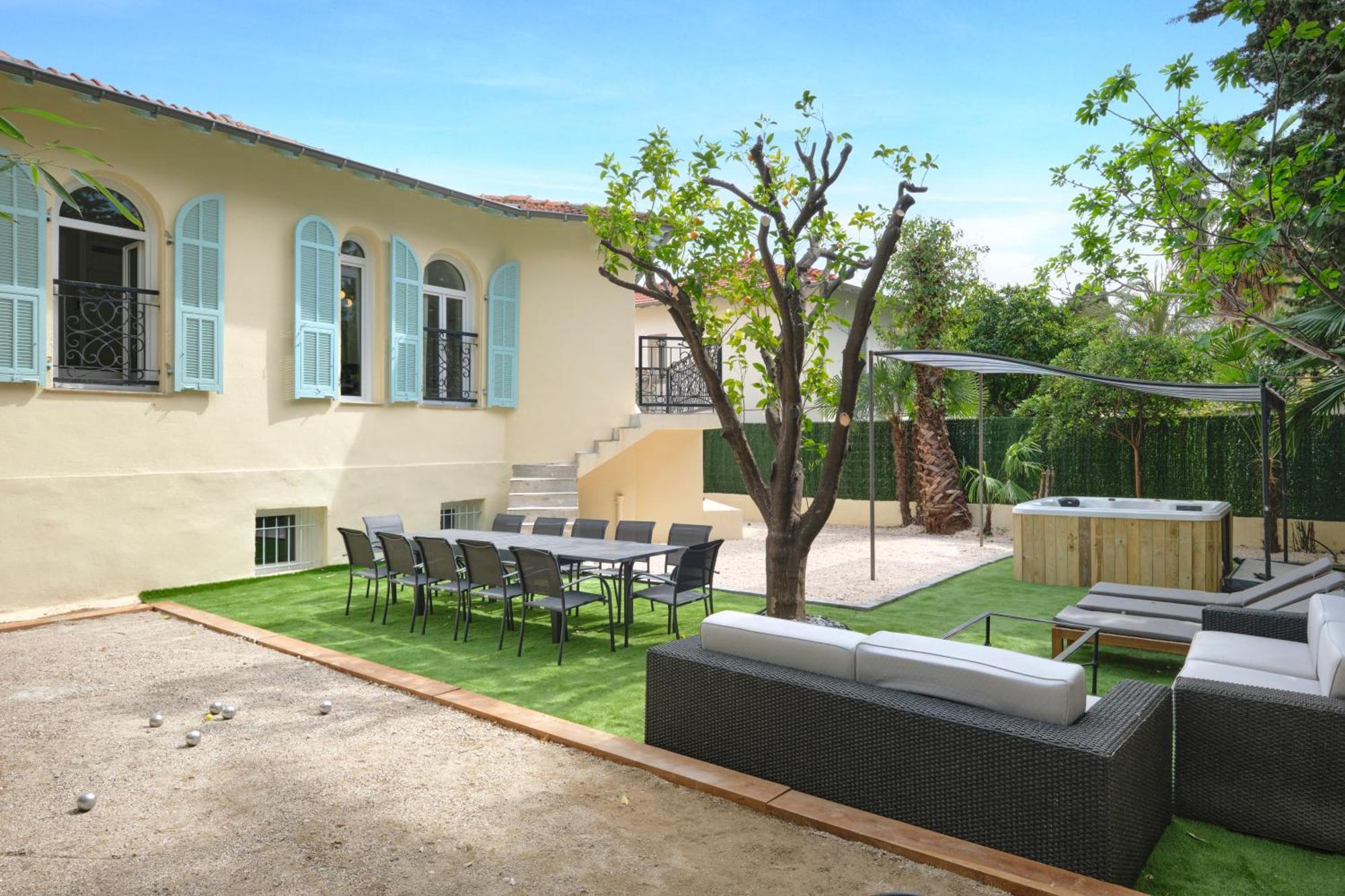 Villa Des Pergolas -6 Bdrs - 5 Bathrs -parking -jardin -jacuzzi -tramstation , 10 Min *