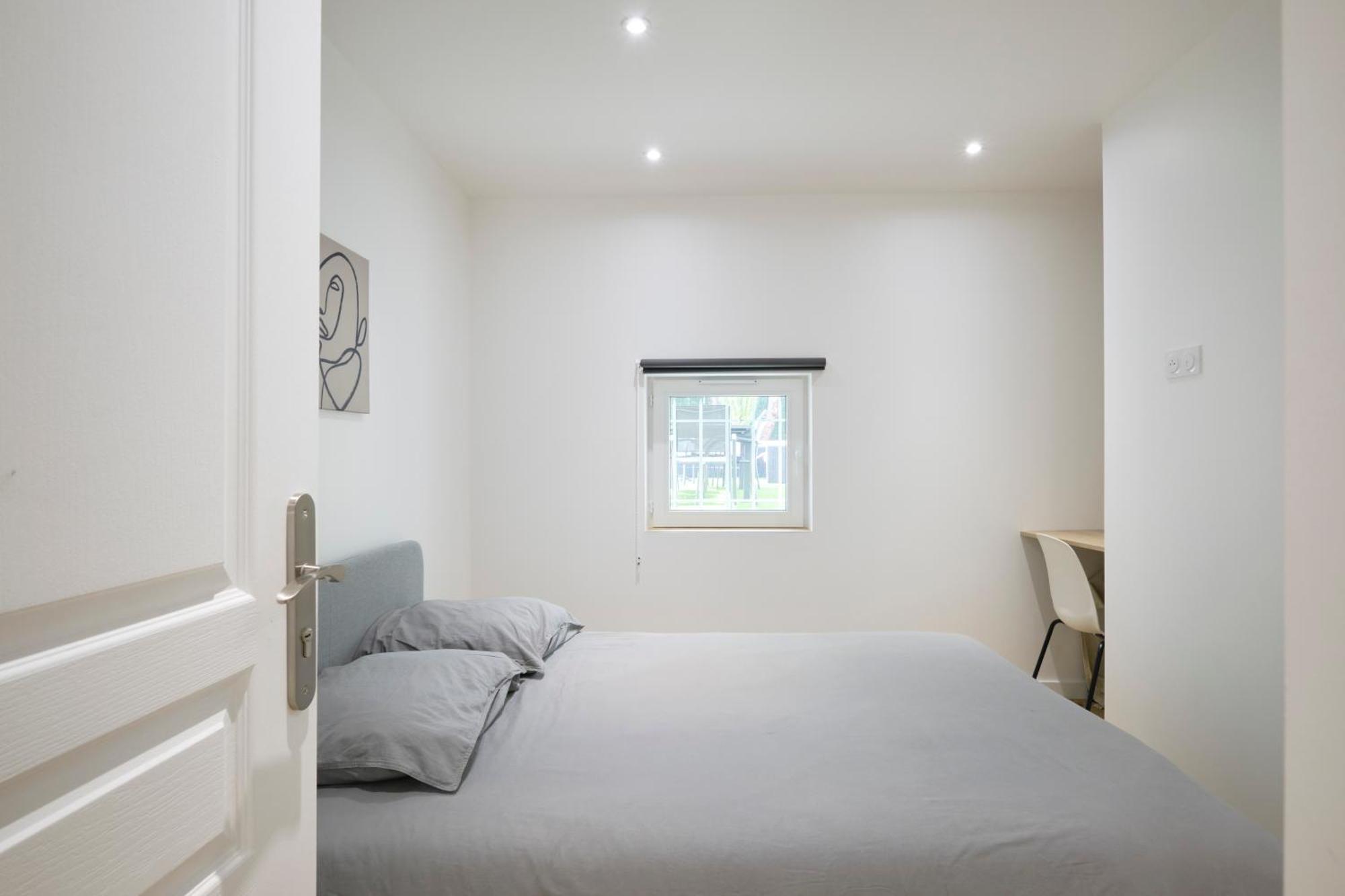 Des Pergolas -6 Bdrs - 5 Bathrs -parking -jardin -jacuzzi -tramstation , 10 Min *