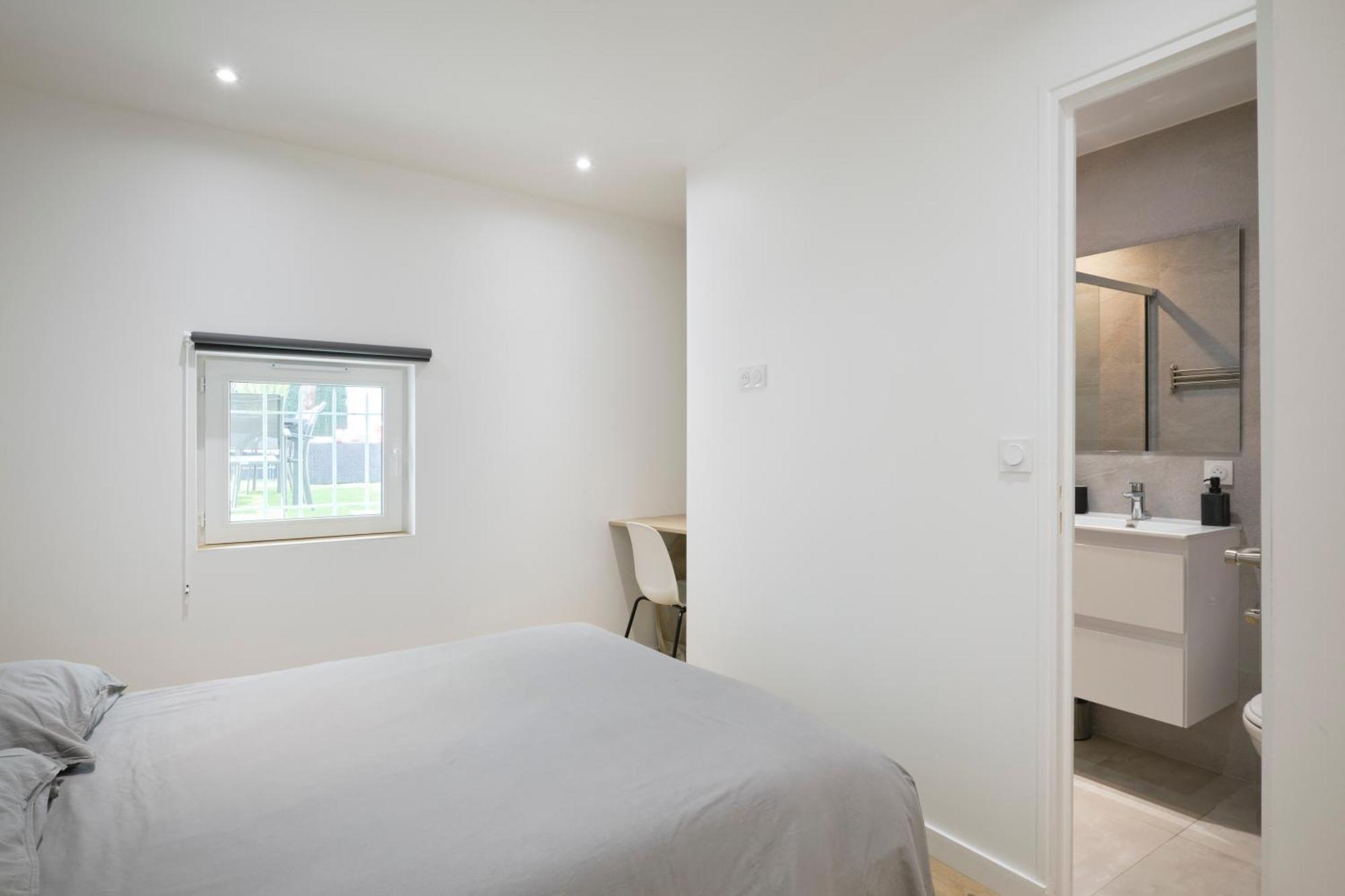 Des Pergolas -6 Bdrs - 5 Bathrs -parking -jardin -jacuzzi -tramstation , 10 Min Villa *