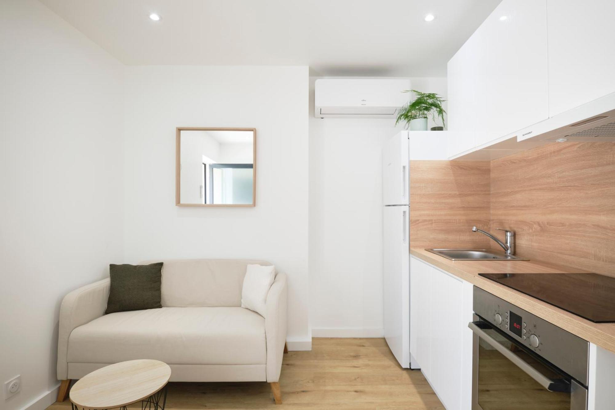 Villa Des Pergolas -6 Bdrs - 5 Bathrs -parking -jardin -jacuzzi -tramstation , 10 Min