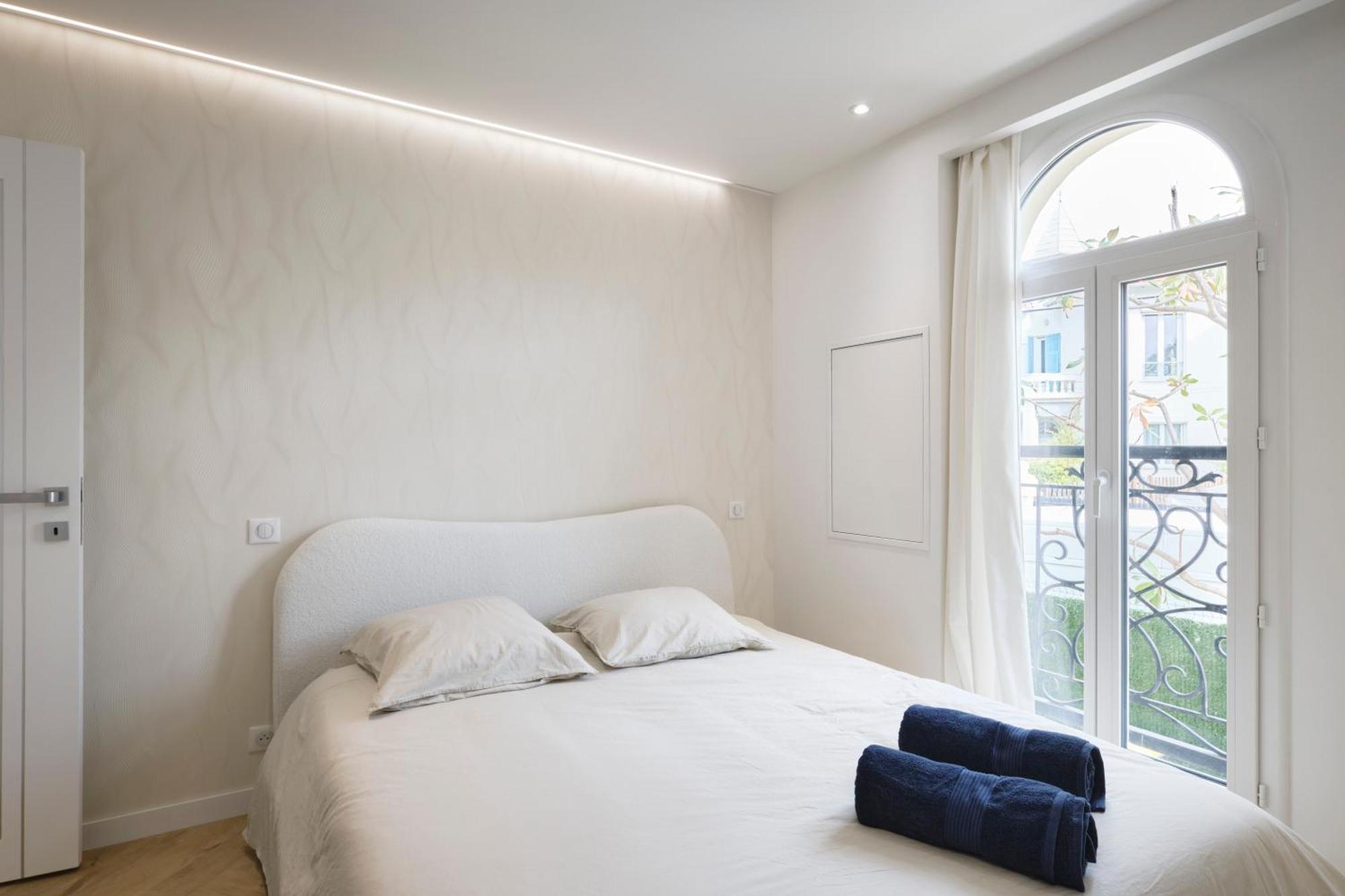 Des Pergolas -6 Bdrs - 5 Bathrs -parking -jardin -jacuzzi -tramstation , 10 Min