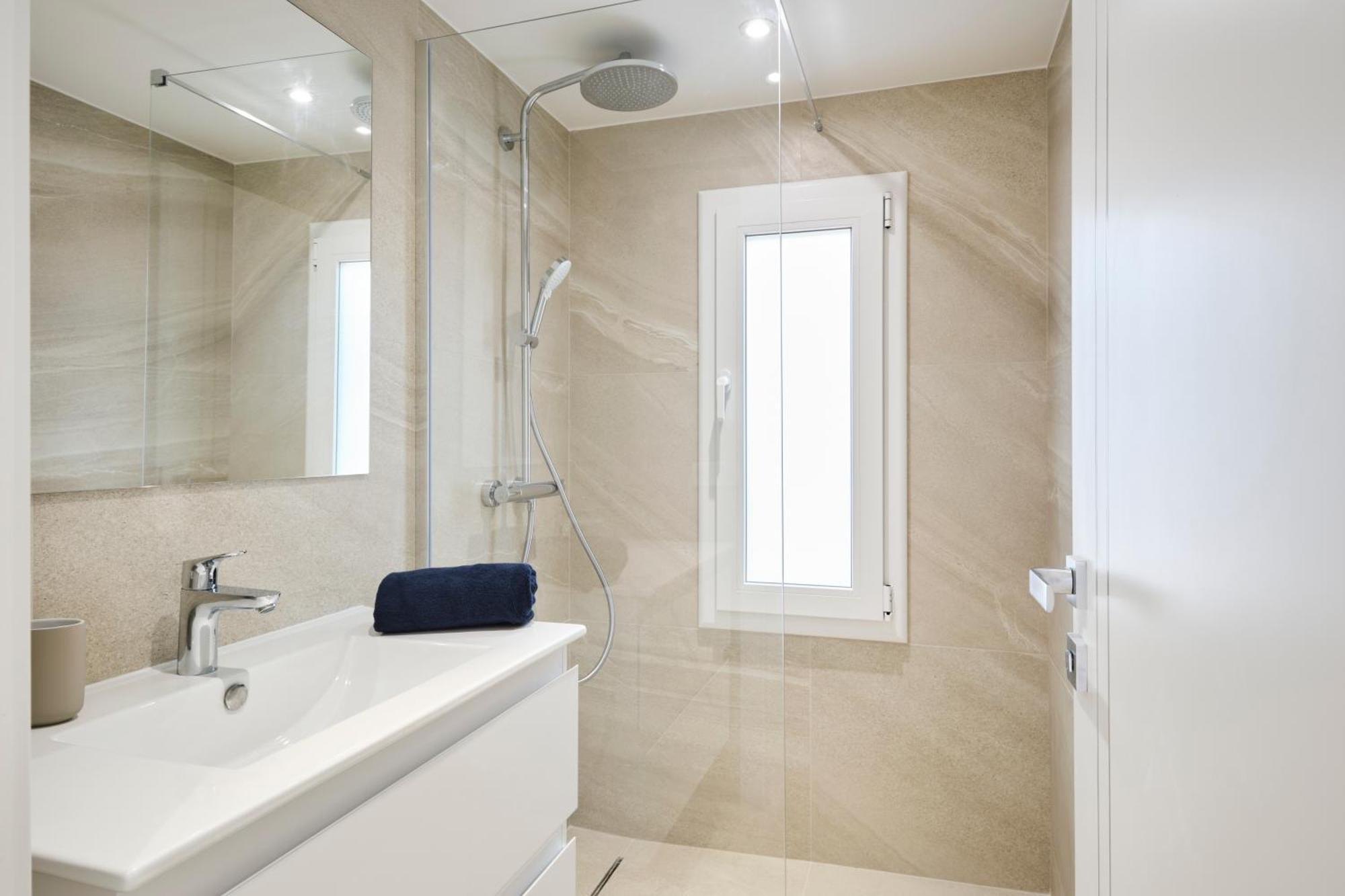 Villa Des Pergolas -6 Bdrs - 5 Bathrs -parking -jardin -jacuzzi -tramstation , 10 Min Nice