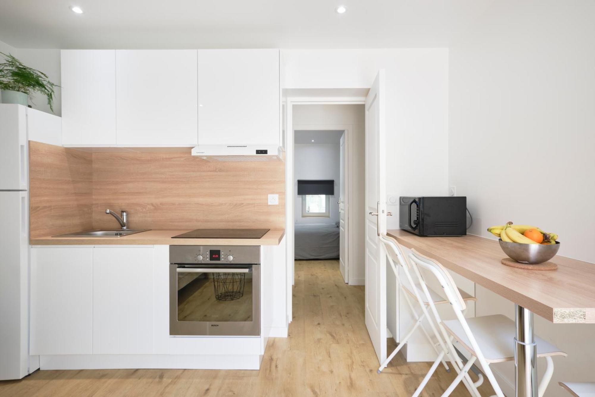 Des Pergolas -6 Bdrs - 5 Bathrs -parking -jardin -jacuzzi -tramstation , 10 Min Villa Nice