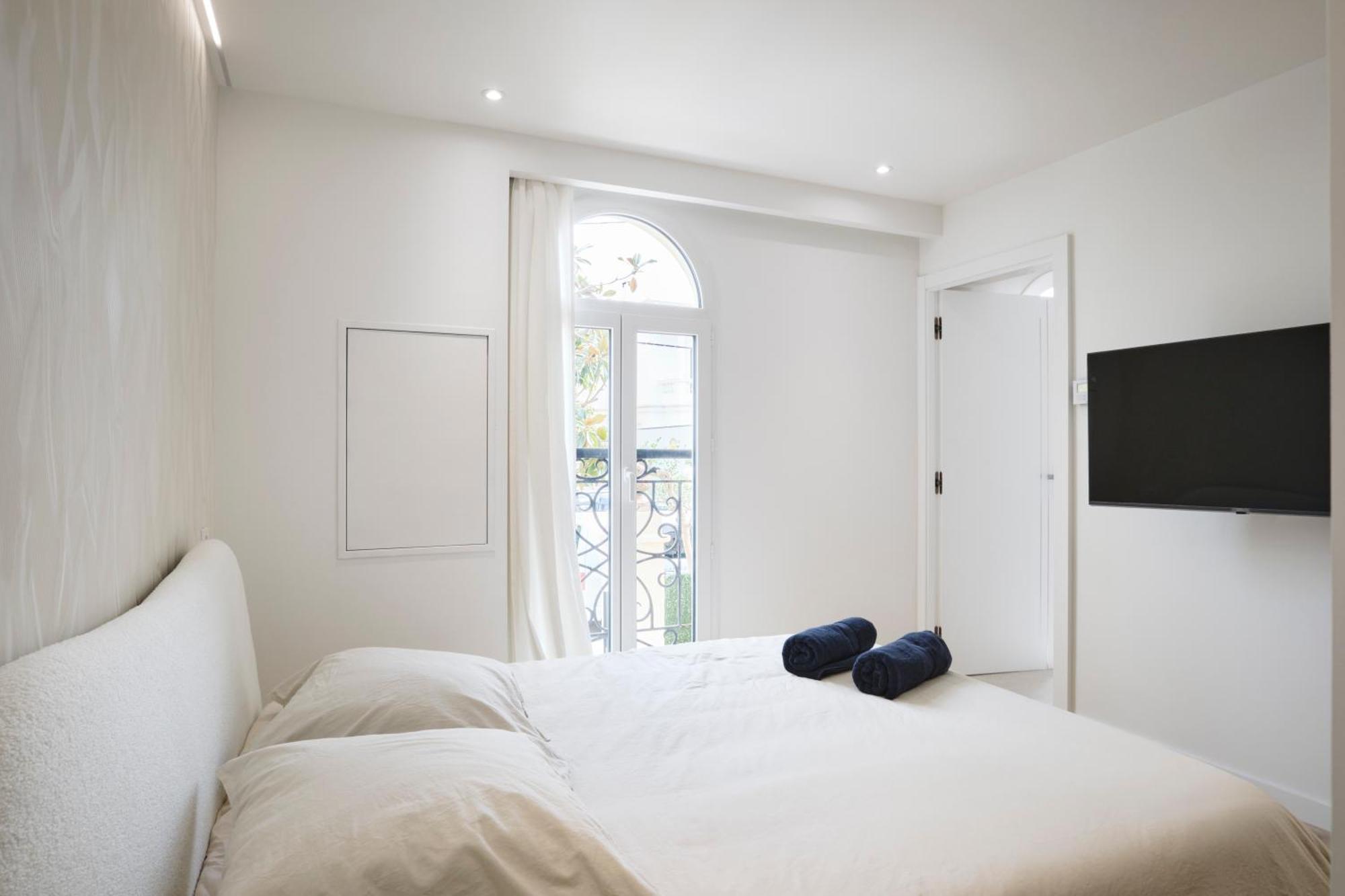 Des Pergolas -6 Bdrs - 5 Bathrs -parking -jardin -jacuzzi -tramstation , 10 Min Villa *