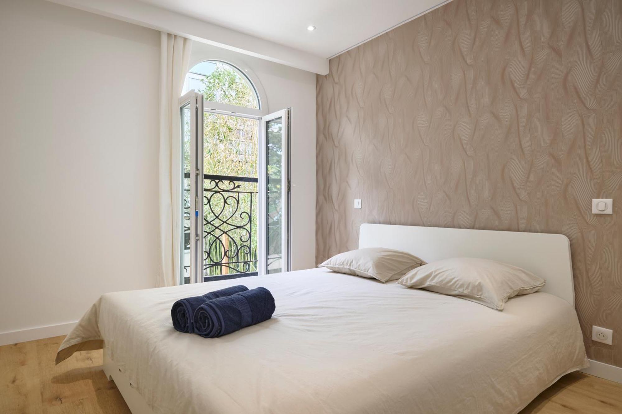 Villa Des Pergolas -6 Bdrs - 5 Bathrs -parking -jardin -jacuzzi -tramstation , 10 Min *