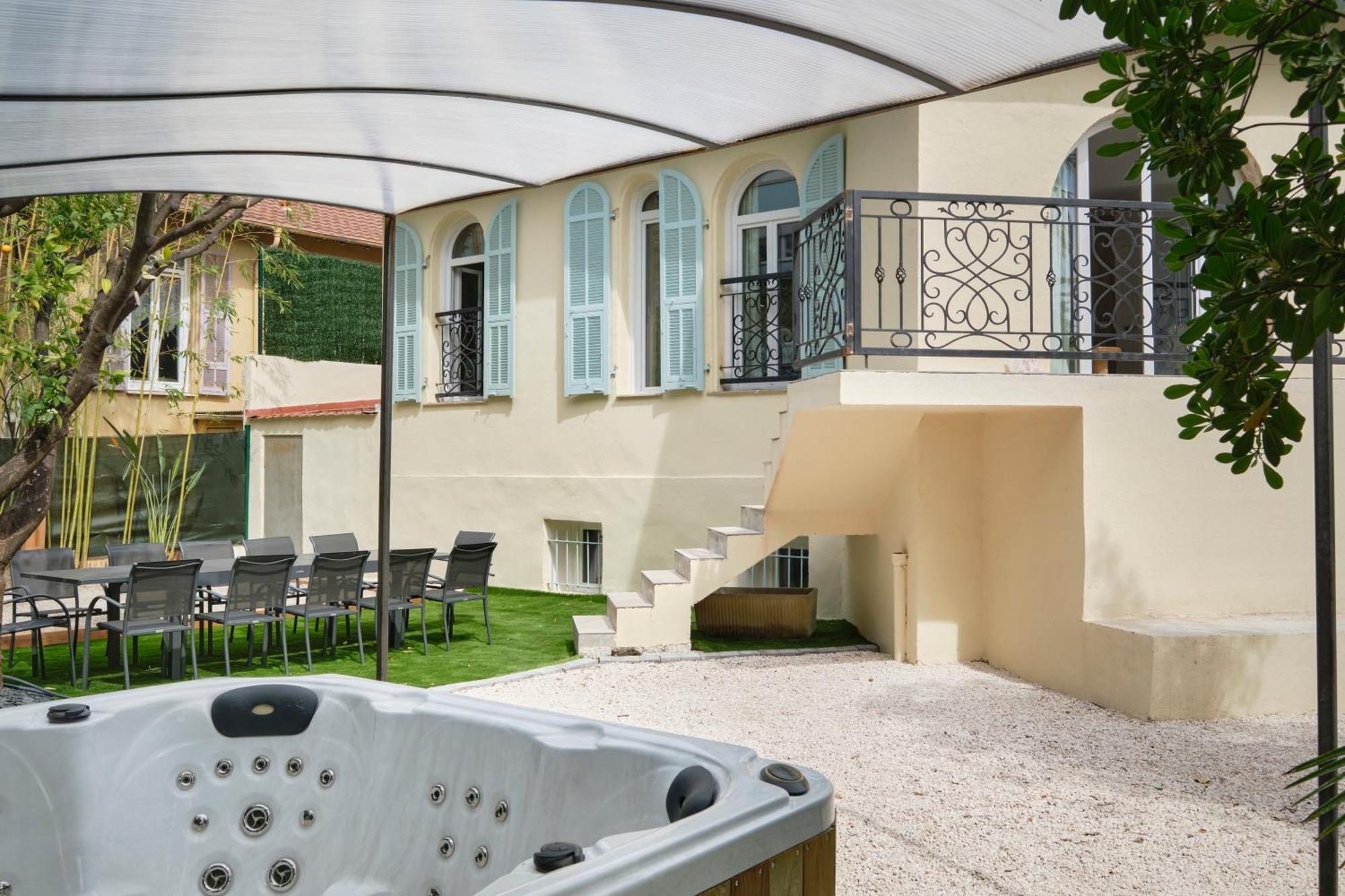 Des Pergolas -6 Bdrs - 5 Bathrs -parking -jardin -jacuzzi -tramstation , 10 Min Villa *