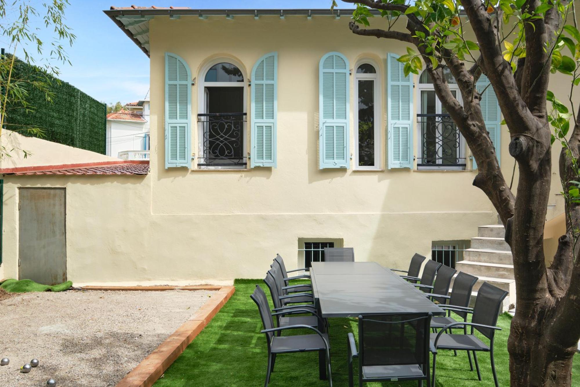 Des Pergolas -6 Bdrs - 5 Bathrs -parking -jardin -jacuzzi -tramstation , 10 Min Nice